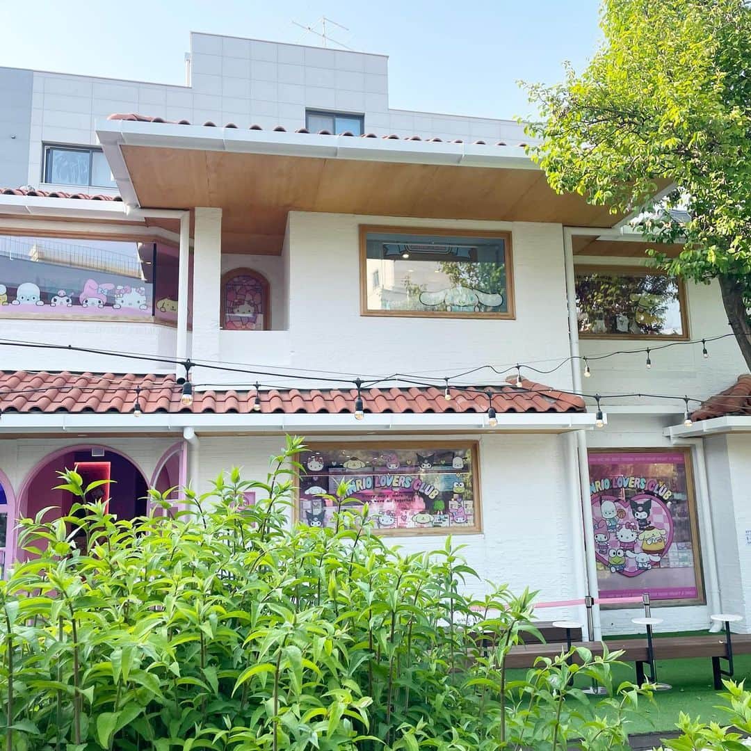阿久津愼太郎さんのインスタグラム写真 - (阿久津愼太郎Instagram)「🇰🇷💗 SANRIO LOVERS CLUB ⁡ 韓国のホンデに期間限定でできた サンリオのポップアップがかわいすぎた✌️ ⁡ なんと巨大な一軒家を まるまる借りて、内装がサンリオ仕様に！！！！ ⁡ ⁡ ここだけの話。 小さいお子様が多くて あ、そうだよね。その世代がおそらくは メインのターゲット層だよね、本来、、、 って白目になりました wwww ⁡ ちなみに。 31アイスクリームやダンキンドーナツも サンリオとコラボ中で サンリオ好きには激アツすぎました☺️ ⁡ ⁡ キャラクター大賞も ポチャッコ応援してるぞ！！！！ ⁡ ⁡ ⁡ 🚩 서울 마포구 와우산로19길 18 ソウル市麻浦区（マポグ）臥牛山路（ワウサンロ）19キル 18 ☎️02-332-6110 ⏰12:00 - 21:00 ⁡ ⁡ ⁡ #サンリオ #ポチャッコ #はぴだんぶい #포차코  #sanriolovers #sanrio #sanrioloversclub #산리오 #韓国旅行　#ホンデ」5月18日 19時29分 - akunyan621
