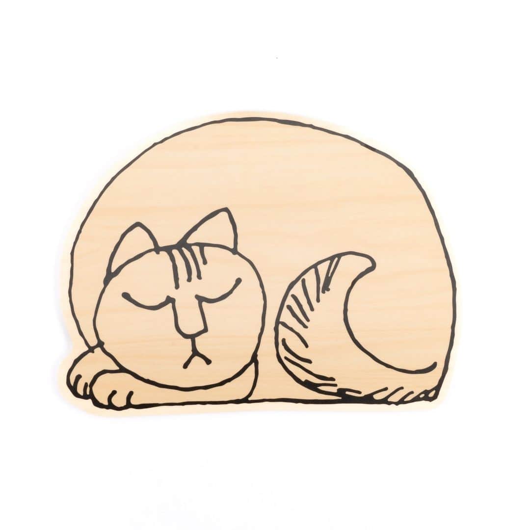 リサラーソンさんのインスタグラム写真 - (リサラーソンInstagram)「【オプトデザインのカッティングボード】⁠ ⁠ リサ・ラーソンの膨大なアイディアスケッチから生まれた「スケッチねこたち」から、丸くなって寝ている姿が可愛らしい「スッシー」がダイカットのカッティングボードになりました。⁠ ⁠ 上質な白樺の木から作られている、スウェーデン・オプトデザイン製。⁠ ⁠ カッティングボートとしてはもちろん、ゲストを招いてのパーティーではサービングトレイとしてもお使いいただけます。⁠ ⁠ インテリアとしてキャンドルや小さなグリーンを並べても、部屋のアクセントになってくれそう。⁠ ⁠ 水にも強く、食洗機の使用もOKです。⁠ ⁠ カッティングボード M（スッシー）⁠ https://shop.tonkachi.co.jp/products/ll2124⁠ ⁠ ================⁠ ⁠ トンカチストアはプロフィールのリンクよりご覧いただけます。⁠ ⁠ →@lisalarsonjp⁠ ⁠ ➡️TONKACHI STOREでもリサ・ラーソンの情報をお届けしております。⁠ ぜひフォローしてくださいね。⁠ →@tonkachi_store⁠ ⁠ ================⁠ ⁠ #LisaLarson #リサラーソン #tonkachi #トンカチ #tonkachistore #トンカチストア #🔨#Sweden #スウェーデン #北欧 #北欧インテリア #北欧雑貨 #北欧ライフスタイル #ceramic #陶器 #陶芸家 #作家  #gift #ギフト #暮らしを楽しむ #暮らし #カッティングボード #猫 #スッシー」5月18日 19時30分 - lisalarsonjp