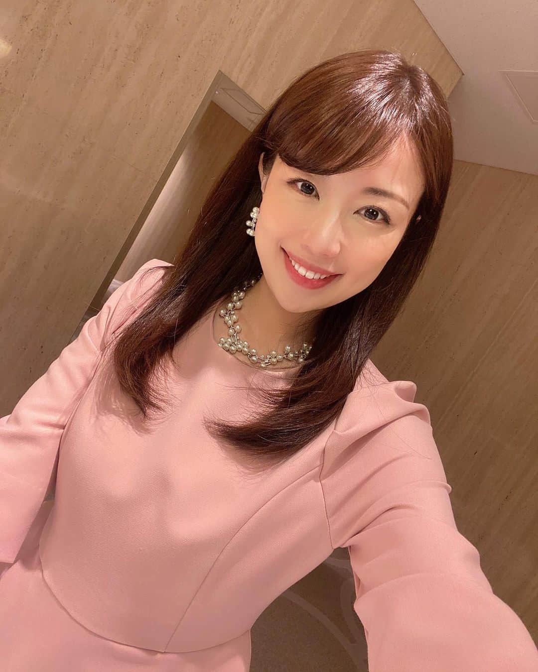 道岡桃子さんのインスタグラム写真 - (道岡桃子Instagram)「企業様の表彰式の司会！  フリーになってから、  ずっとご指名いただけて嬉しいです🙏  もう10年近いお付き合い…？←びっくり  心を込めて頑張ります💕  #フリーアナウンサー  #アナウンサー  #アナウンサー衣装  #表彰式 #司会  #司会者」5月18日 19時30分 - momoko_ana