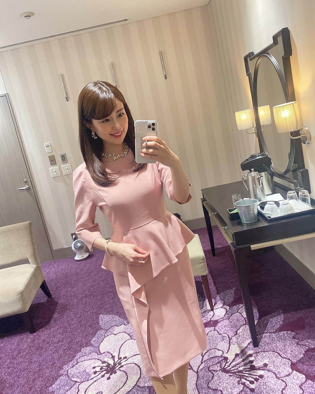 道岡桃子のインスタグラム：「企業様の表彰式の司会！  フリーになってから、  ずっとご指名いただけて嬉しいです🙏  もう10年近いお付き合い…？←びっくり  心を込めて頑張ります💕  #フリーアナウンサー  #アナウンサー  #アナウンサー衣装  #表彰式 #司会  #司会者」