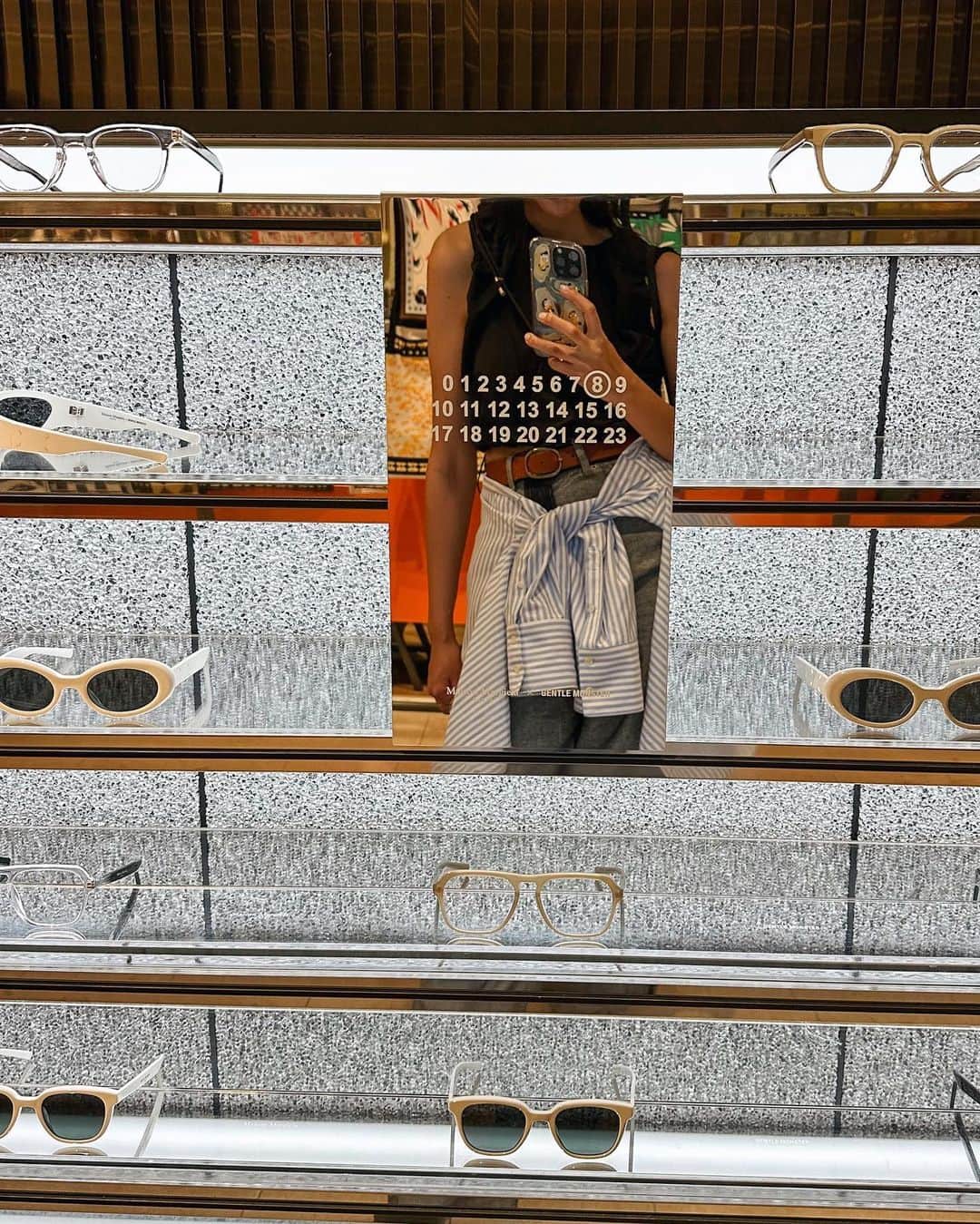 Lisaのインスタグラム：「. ジェントルモンスターが大阪に🥹 何故大阪なのかびっくりですが、ちょうどすぐ大阪行く予定があったので絶対に行こうと決めてました🤣  韓国に行った時買うか迷ってやめて後悔したので😭😭 韓国行けない間ネットで買おうと思ったけどやっぱりかけてみないとサングラスはわからないので諦めていたところにオープンすると聞いてそれはもう嬉しかった🥲🖤笑  一つ目なので、ジェントルモンスターといえばな形のサングラスをゲット🕶️うれしー❤️ 大事に使います🫶🏻🫶🏻🫶🏻  ものすごくメッセージもらったこのマルジェラとのコラボは置いてあるだけで聞いたら全てのモデル完売してました🥲🥲  #ジェントルモンスター#gentlemonster #大阪#大阪観光」