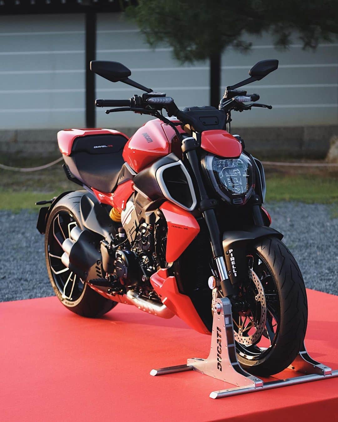 j.chikaさんのインスタグラム写真 - (j.chikaInstagram)「Ducati Brand Night in Kyoto 🏍🏮❤️ ⁡ 東福寺で開催された  @ducati @ducatijapan のパーティーに ご招待いただきました✨ ⁡ ドレスコードの黒、赤に染められた会場🖤❤️ ⁡ イタリア🇮🇹のセクシーなバイクと 歴史ある和の風情が相まって 五感に染みる一夜でした🏮🏮🏮🥂✨ ⁡ ⁡ #DucatiBrandNight #Ducati #ドゥカティ #京都 #pr ⁡」5月18日 19時31分 - chikako.hongo