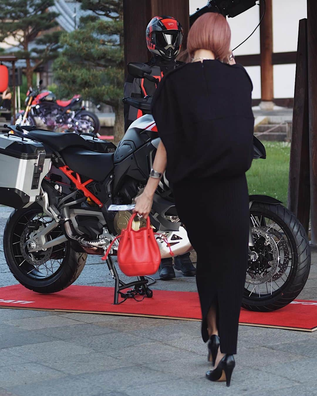 j.chikaさんのインスタグラム写真 - (j.chikaInstagram)「Ducati Brand Night in Kyoto 🏍🏮❤️ ⁡ 東福寺で開催された  @ducati @ducatijapan のパーティーに ご招待いただきました✨ ⁡ ドレスコードの黒、赤に染められた会場🖤❤️ ⁡ イタリア🇮🇹のセクシーなバイクと 歴史ある和の風情が相まって 五感に染みる一夜でした🏮🏮🏮🥂✨ ⁡ ⁡ #DucatiBrandNight #Ducati #ドゥカティ #京都 #pr ⁡」5月18日 19時31分 - chikako.hongo