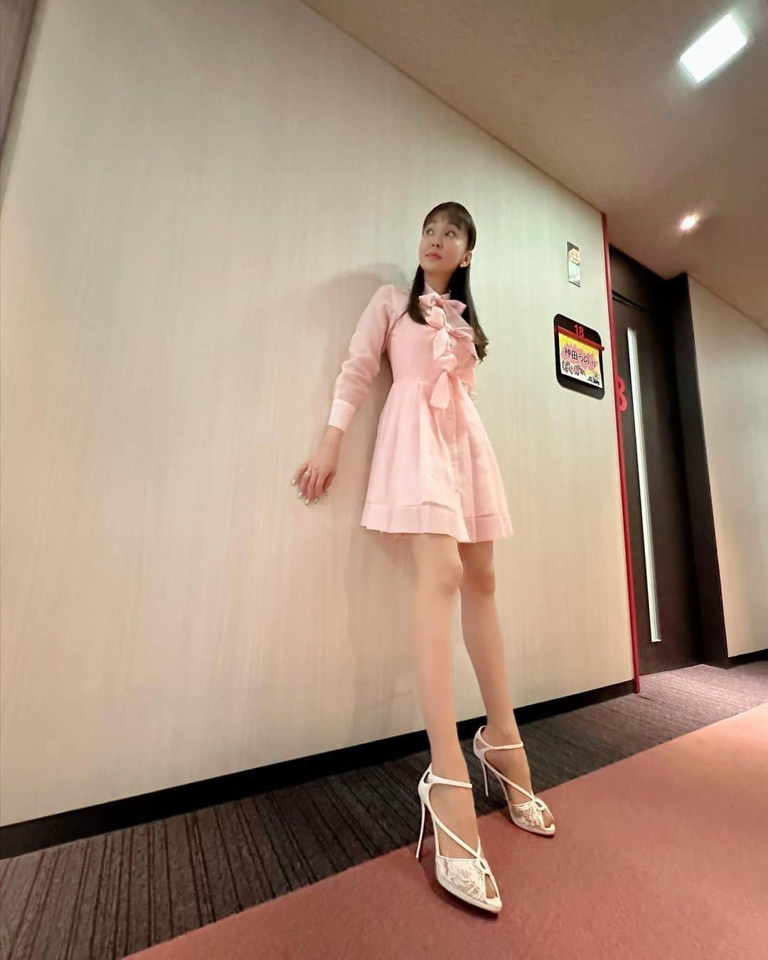のインスタグラム：「1枚目、今日のフジテレビ『ぽかぽか』下からあおって撮ったらお顔は小さく写っているが足はデカッ（笑） 2枚目普通に撮影。 私の足のサイズは24.5です。 やっぱり普通よりは足のサイズ大きいのかな❓ 弟伸一郎💕とは先月振りに会いました😊 でも番組共演は1年振りでした。 弟が一緒だと更に安心出来るので、またお仕事は弟と一緒がいいなーと思いました☺️ @hamakankanda   お見逃しでご興味のある方💕は是非Tverでご覧下さいませ〜😃  @kurumisawakazuhisa  @bun.sty  ありがとうございました😊  #弟と#生放送出演#ぽかぽか#フジテレビ#弟#神田伸一郎#神田うの#unokanda」