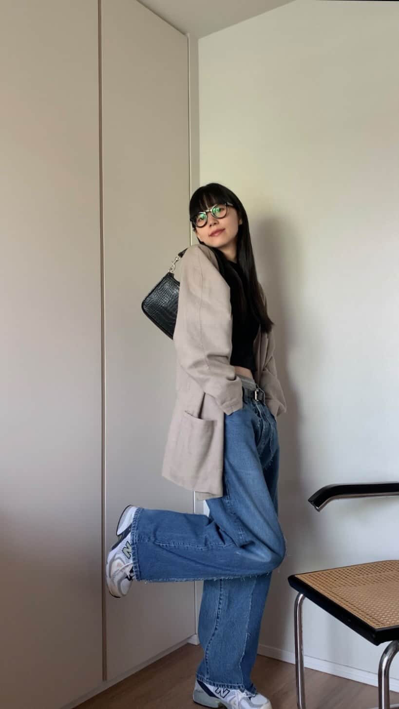 Shiho Sasakiのインスタグラム：「outfit👖  Tops @fumika_uchida  Jeans @oldpark_oldparkeast  Jacket vintage sneakers @newbalance  bag @moussyofficial  eyewear @lescalunetier   #私服#outfit」