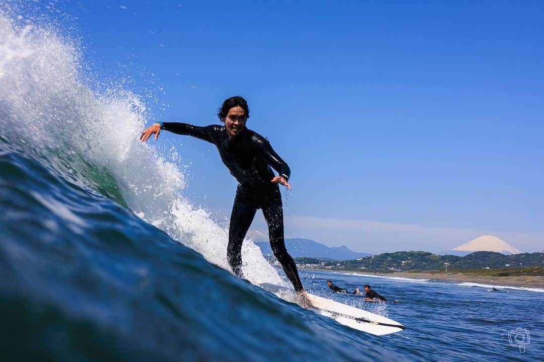 三浦理志のインスタグラム：「富士山と 📷 @u_skee 🙏 #thanks  #surf #surfing #surfandnorf #mtfuji #富士山 #東ウネリ」