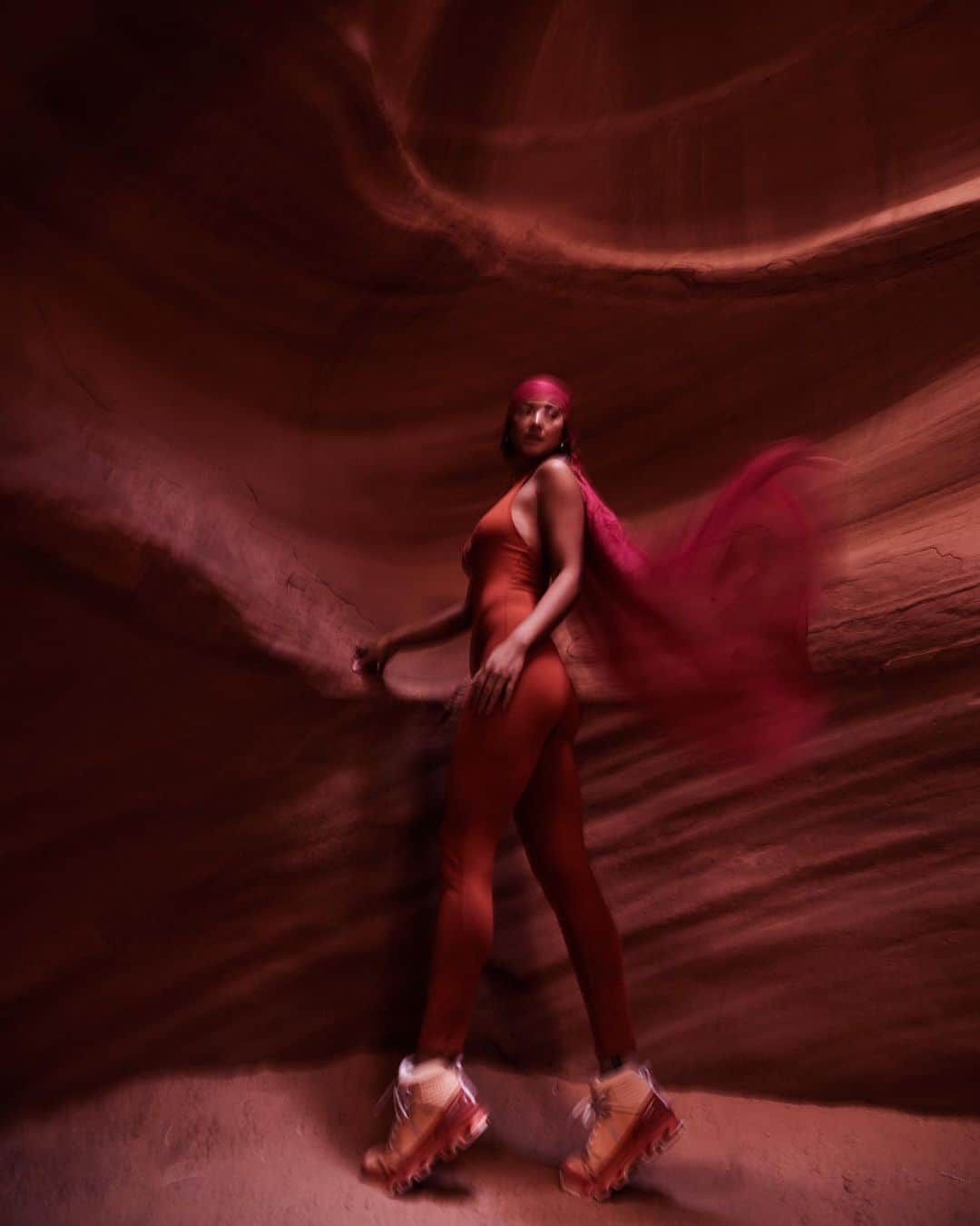 ジョーディン・テイラーのインスタグラム：「I want to insert my usual punny caption here but I honestly can’t without first acknowledging how truly breathtaking this place was. Visiting Antelope Canyon with @outsiders.la was an unforgettable experience, capturing it with @georgiaphotonyc made it extraordinary. 🧡 Canyon dig it?!!」