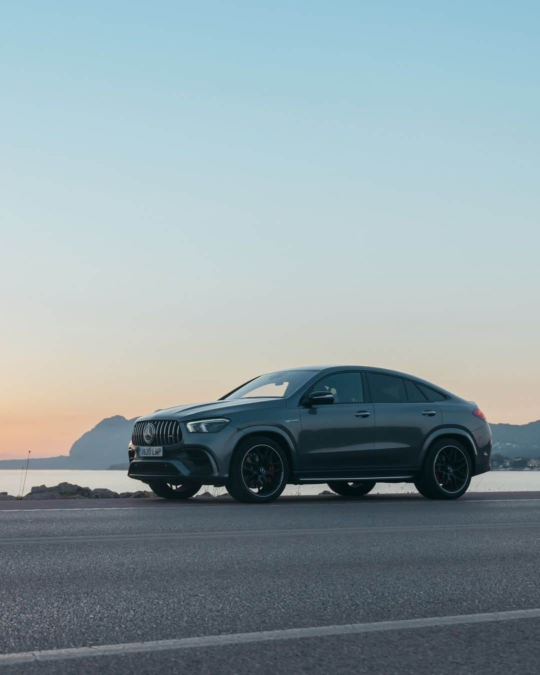 メルセデス・ベンツさんのインスタグラム写真 - (メルセデス・ベンツInstagram)「Make your summer unforgettable with the cutting-edge technology and features of the @mercedesamg #GLE 63 S 4MATIC+ Coupé.  📷 @_n.k__ for #MBcreator  #MercedesBenz #MercedesAMG #AMG   [Mercedes-AMG GLE 63 S 4MATIC+ Coupé | WLTP: Kraftstoffverbrauch kombiniert: 12,7‒12,4 l/100 km | CO₂-Emissionen kombiniert: 288‒281 g/km | mb4.me/DAT-Leitfaden]」5月19日 1時00分 - mercedesbenz