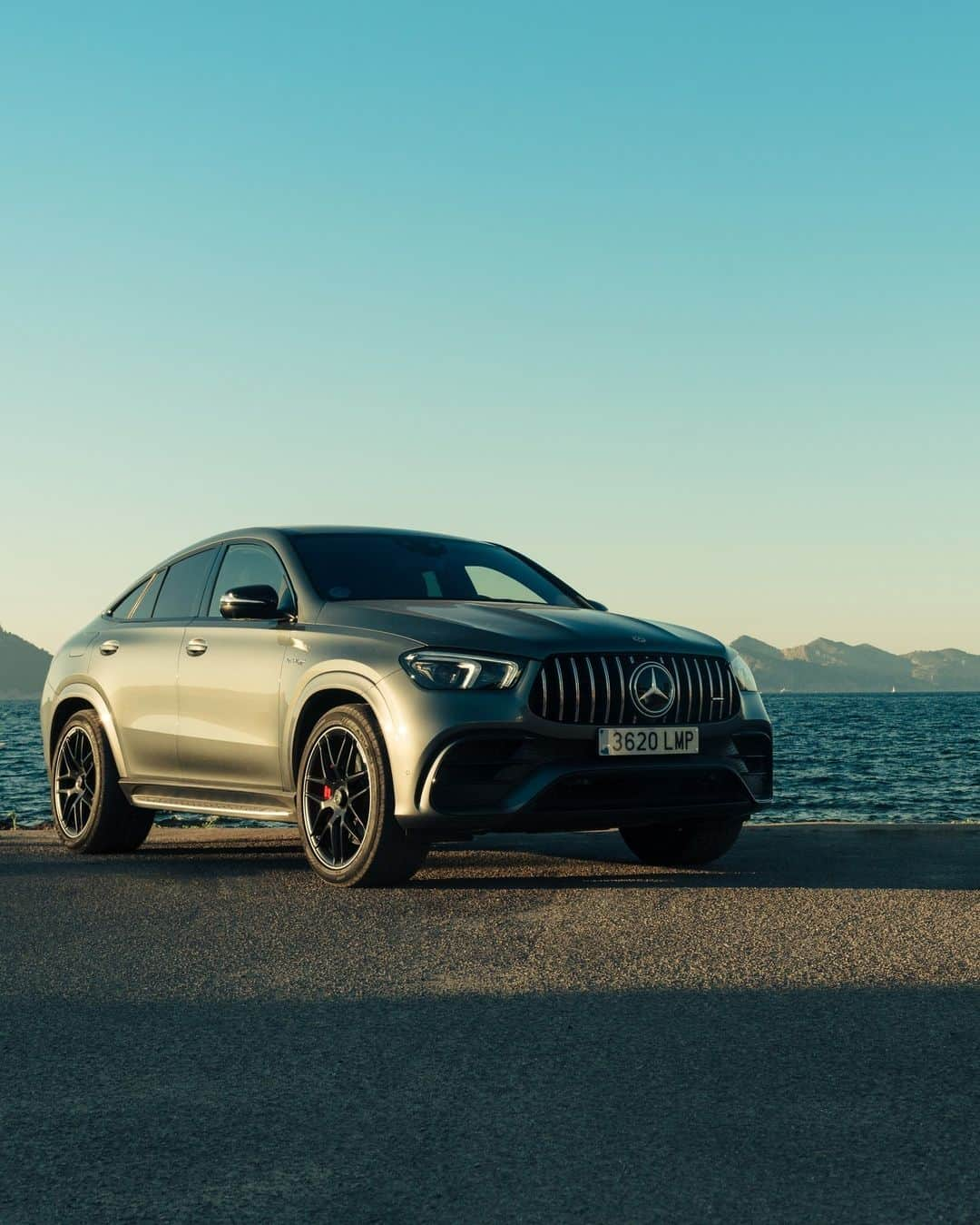 メルセデス・ベンツさんのインスタグラム写真 - (メルセデス・ベンツInstagram)「Make your summer unforgettable with the cutting-edge technology and features of the @mercedesamg #GLE 63 S 4MATIC+ Coupé.  📷 @_n.k__ for #MBcreator  #MercedesBenz #MercedesAMG #AMG   [Mercedes-AMG GLE 63 S 4MATIC+ Coupé | WLTP: Kraftstoffverbrauch kombiniert: 12,7‒12,4 l/100 km | CO₂-Emissionen kombiniert: 288‒281 g/km | mb4.me/DAT-Leitfaden]」5月19日 1時00分 - mercedesbenz