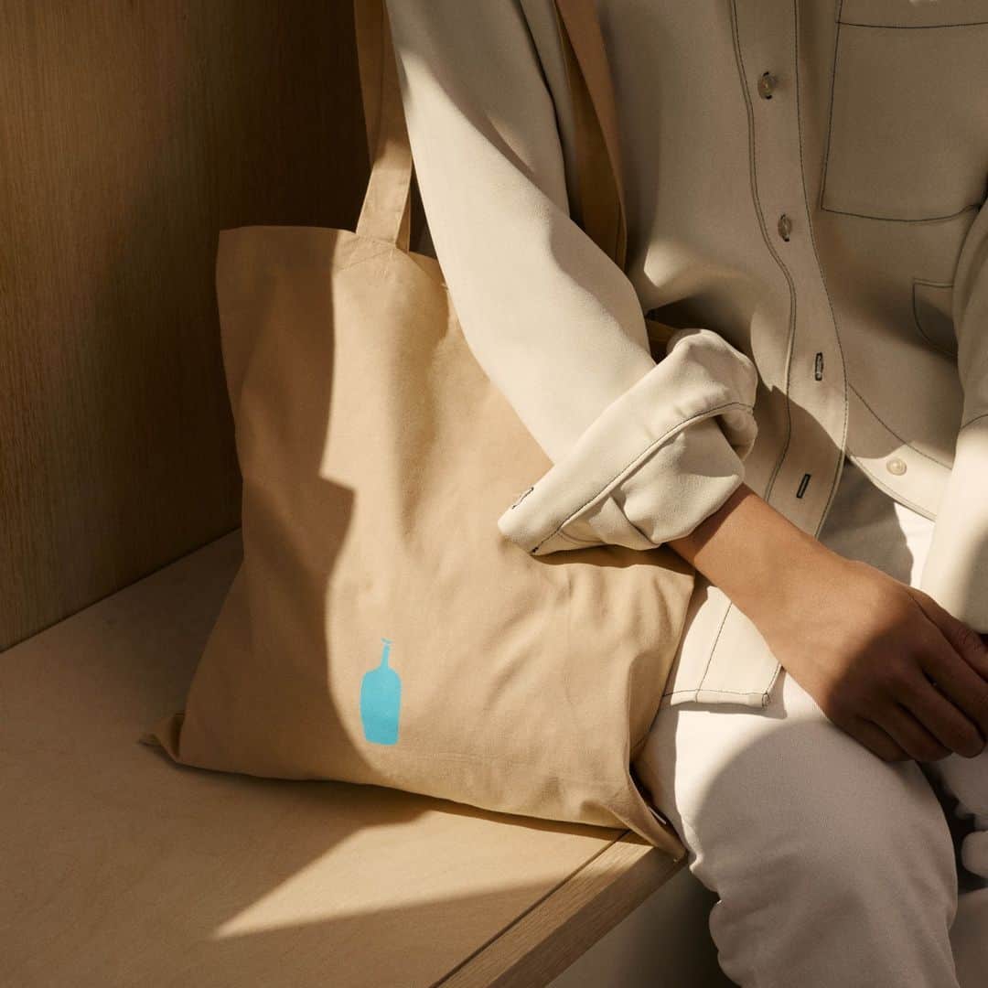 Blue Bottle Coffeeのインスタグラム：「Our Coffee-Dyed Tote is your new go-anywhere, take-anything bag for all your upcoming adventures. Inspired by the comforting, rich color of a classic latte, we set out to create a tote that’s as eco-friendly as it is beautiful. ⁠ ⁠ We started with 100% cotton to keep it as lightweight and durable as possible. Then we steep the cloth in a mixture of recycled grounds from our Kiyosumi cafe in Japan to achieve the warm hue of one of our most popular cafe drinks. Grab a tote from your local cafe or online, because summer excursions await! ⁠」