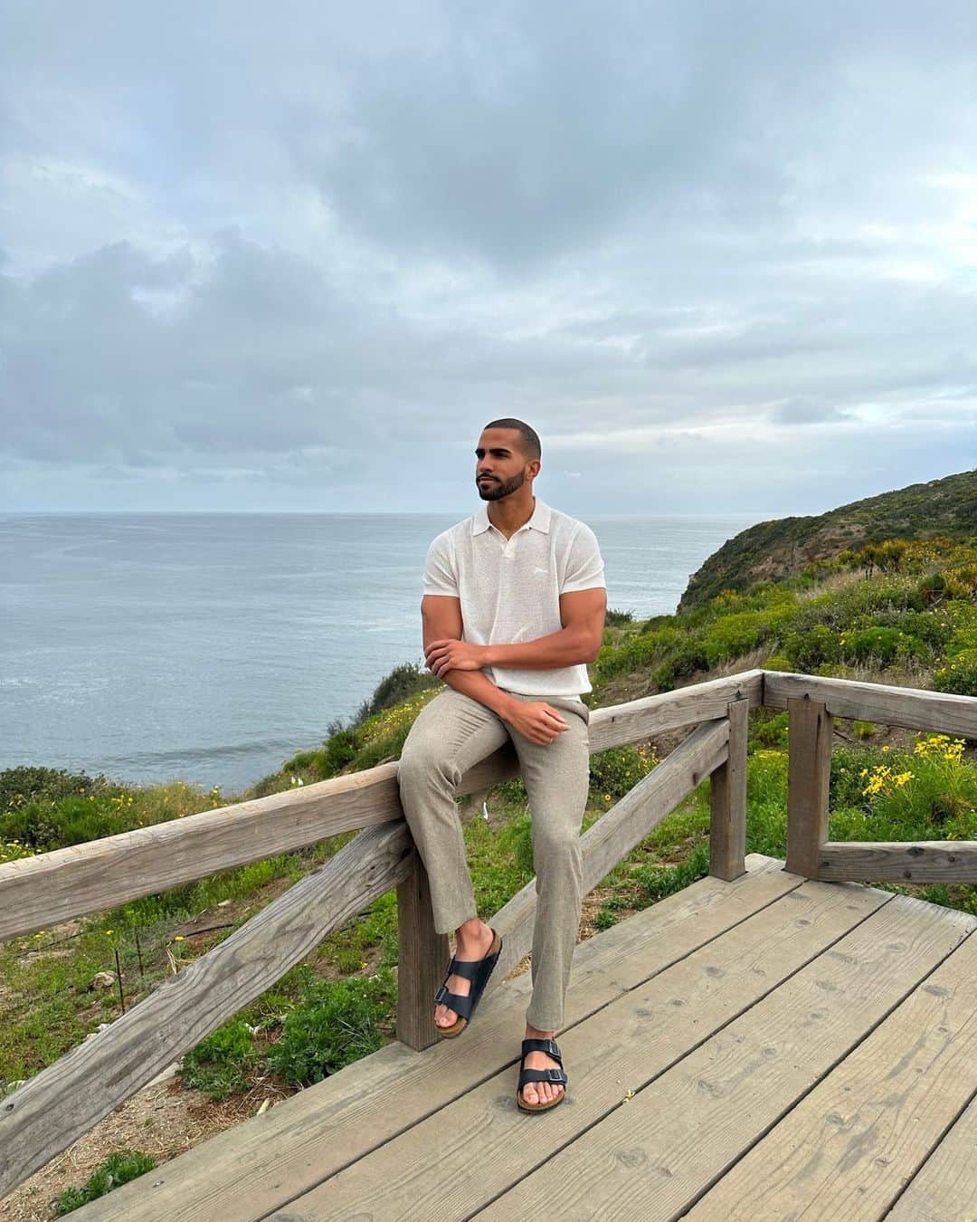 ゲスのインスタグラム：「Seaside in the Eco Myron Linen-Blend Dressy Pants and Eco Lenny Open-Stitch Polo with @pierre_abena #GUESSMens   ♻️ Contains Organic cotton and water-saving fibers.」