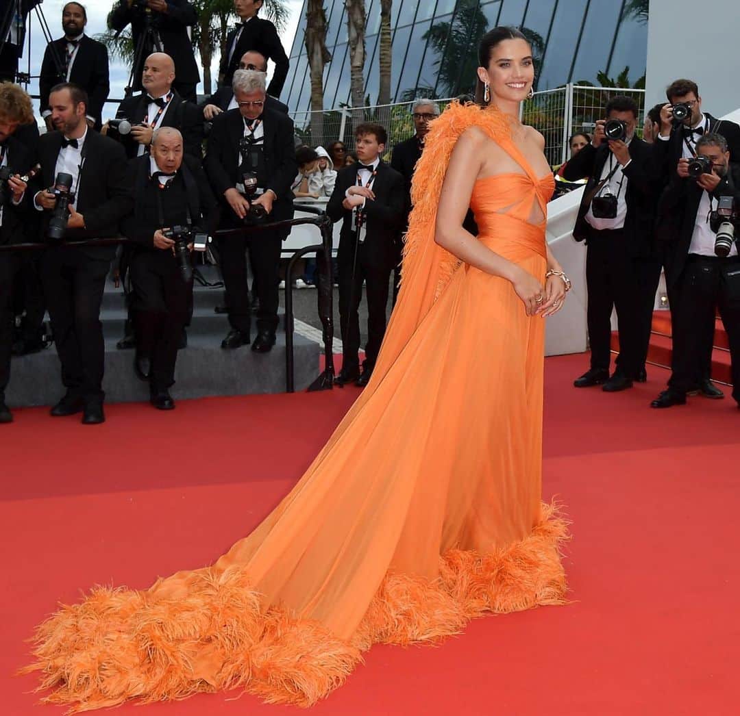 サラ・サンパイオのインスタグラム：「We’re back #cannes  Tangerine dream in @zuhairmuradofficial  Make up by @danielkolaricmakeup using @kikomilano  Hair @_vascofreitas_  Jewerly @pomellato  #kikomilano」