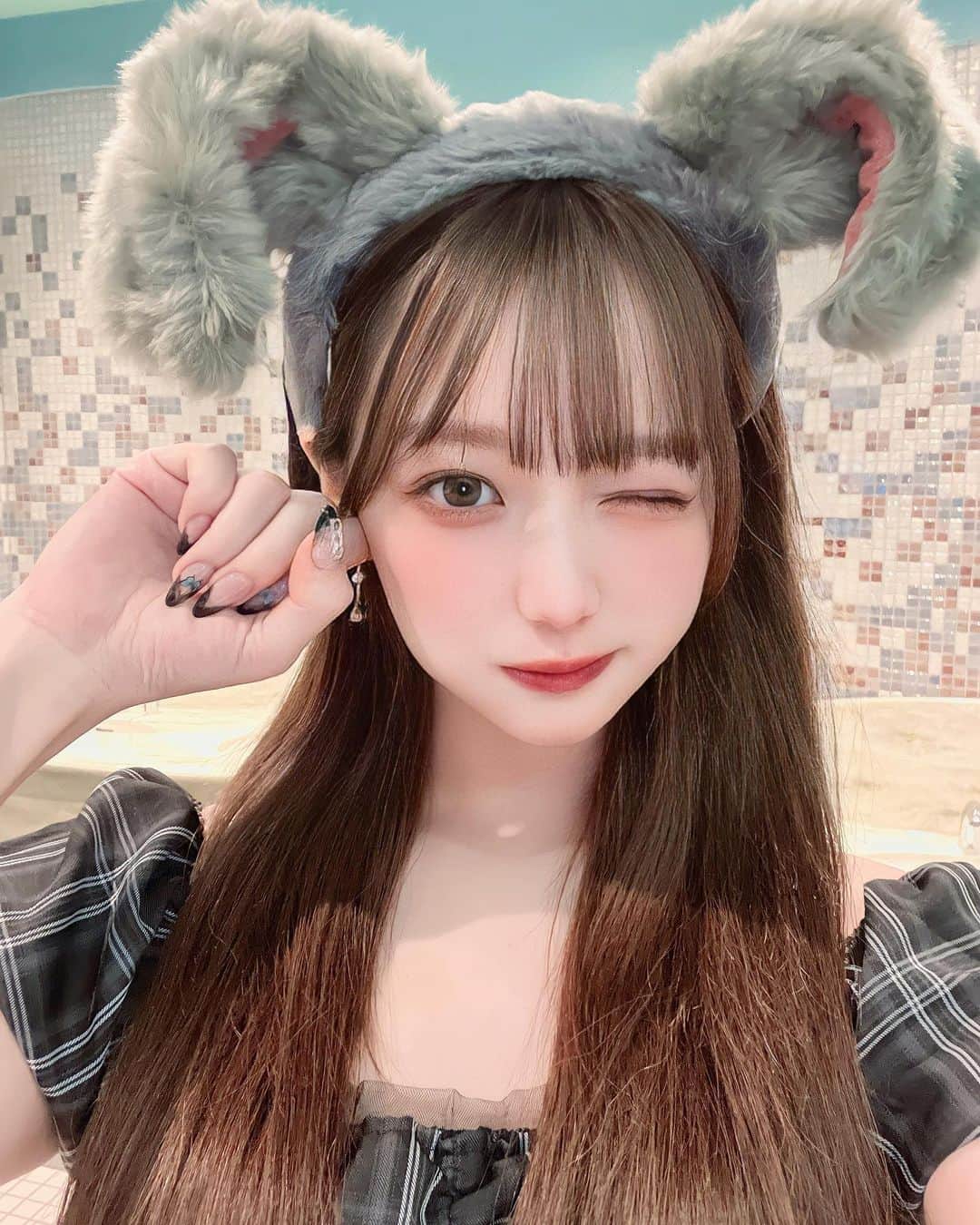 のインスタグラム：「⁡久々ディズニーいってきた🐭 このカチューシャおにかわちゃん ⁡  あとねネイル変えた！ ⁡いつも @lilybeautynail さんにお願いしてるよ！毎回れな好みにしてくれて最高なの🥺🫶 ⁡ ⁡ ⁡ ⁡#ディズニー #ディズニーシー #disney #disneysea #tokyodisneysea #ネイル  #エクステ #ミルクティーベージュ #韓国メイク#fashion #portrait #selfie #随手拍 #網美 #셀카 #패션 #데이트」