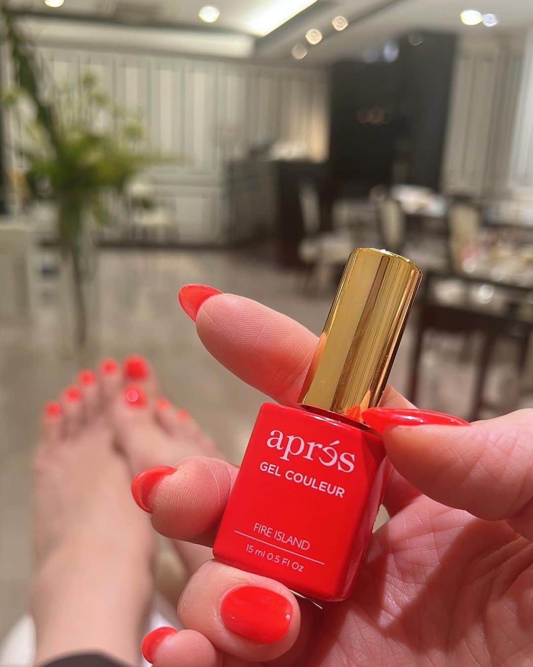 名古屋プレミアムネイルサロン アデリーネイルのインスタグラム：「ハンドもフットも　@apresnailjapan  210 夏の定番になりそう✨  こちらのビビッドシリーズ多くのカラー入荷予定ですのでお楽しみに🥰  私も楽しみ☀️  @adeliae_nail  @adeliae_eyelash   #名古屋ネイル#名古屋アイラッシュ#名古屋サロン#nagoya#nail#eyelash#footnail#フットネイル#ハンドネイル」