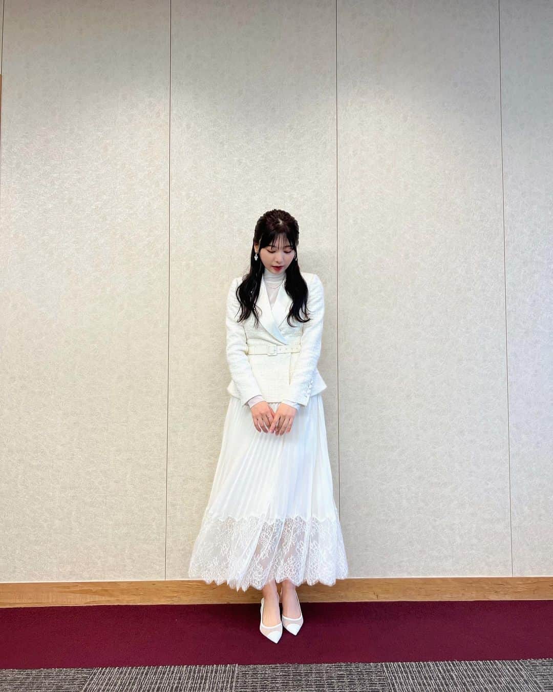 富田鈴花さんのインスタグラム写真 - (富田鈴花Instagram)「この度8月に開幕しますミュージカル「ヴィンチェンツォ」に出演いたします。  私は弁護士のホン・チャヨン役を務めます。  Netflixでも話題となった韓国で制作されたドラマが ミュージカルになるという大変素敵なタイミングに自分がいることが不思議で、とても現実味がなくって、それでもって緊張しております！  それと同時に、 こんなにも愛されている作品をもっとたくさんの方にミュージカルという形でお届けできる一員でいられることがとてもとても、幸せです。  私自身は初めてのミュージカルとはなりますが、 優しくとっても暖かい共演者の皆さまと一丸となり、必死に努力して行きたいと思います。  8月11日から27日まで 兵庫・東京・大阪での開催となります🗾 ぜひ皆さま、足を運んでいただけたら嬉しいです🐦    昨日の記者会見で着たスタイリング、背筋がグッと伸びます。 なんだか背筋、筋肉痛〜  #suzygram #日向坂46 #富田鈴花」5月18日 19時37分 - suzy.tomita