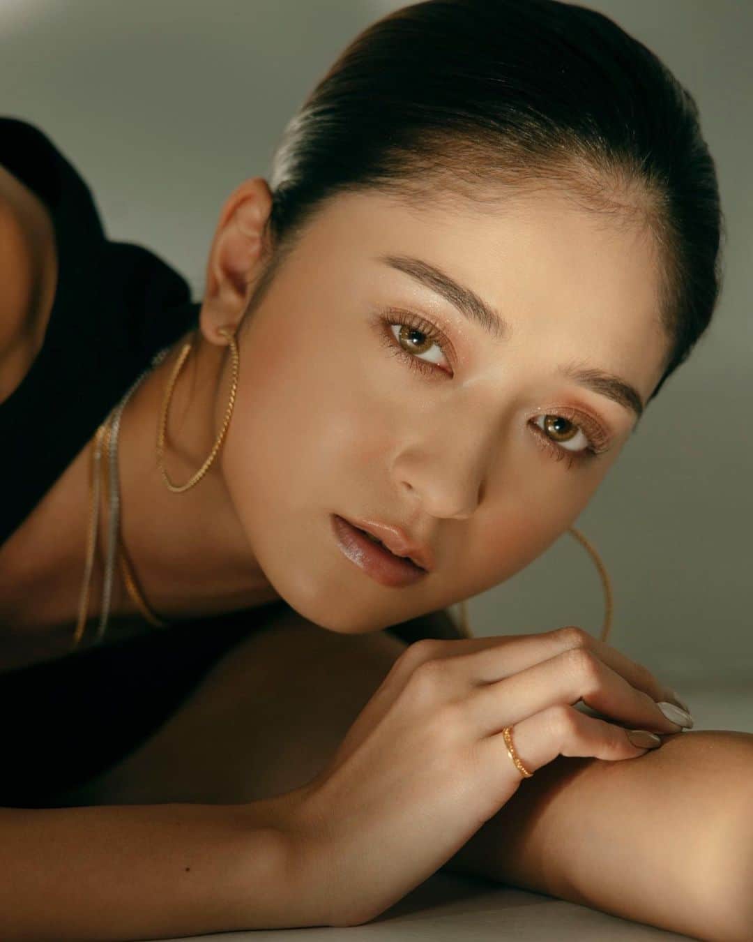 池田美優（みちょぱ）のインスタグラム：「． uiazis新作発売🖤 ネックレス1つ、ピアス5つの計6型が新しく登場♡ 今回のどれもお気に入りで 発売前からめちゃくちゃ着けてたから 自撮りに写り込んでる事が多くて たくさんDM貰ってたやつです❤️‍🔥  新作ではなくちゃっかり発売してたけど 写真が商品のみだったからお知らせできてなかった ユニセックスで付けられるチェーンシリーズもあります♡ ネックレス、ブレスレット、リングが 全てチェーンでシンプルで何でも合わせやすいシリーズです🤍  今回の新作やuiazisは ステンレス、サージカルステンレスの素材なので 金属アレルギーの味方🫶🏾  他にも着用してるアクセは既に売られているものと まだこれから先のも♡ 是非新作チェックしてください〜」