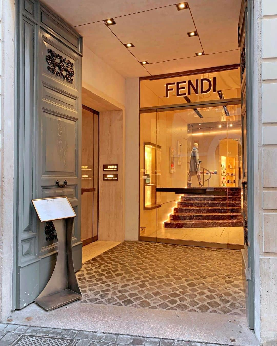 ayuさんのインスタグラム写真 - (ayuInstagram)「Fendi Private suites⭐️⭐️⭐️⭐️⭐️  イタリア🇮🇹ローマにある FENDIホテル✨ 部屋数もかなり少ないので いつも満室の人気のホテル🏨  #fendiprivatesuitesroma #fendihotel#fendi#fendipeekaboo」5月18日 19時41分 - ayu888ayu