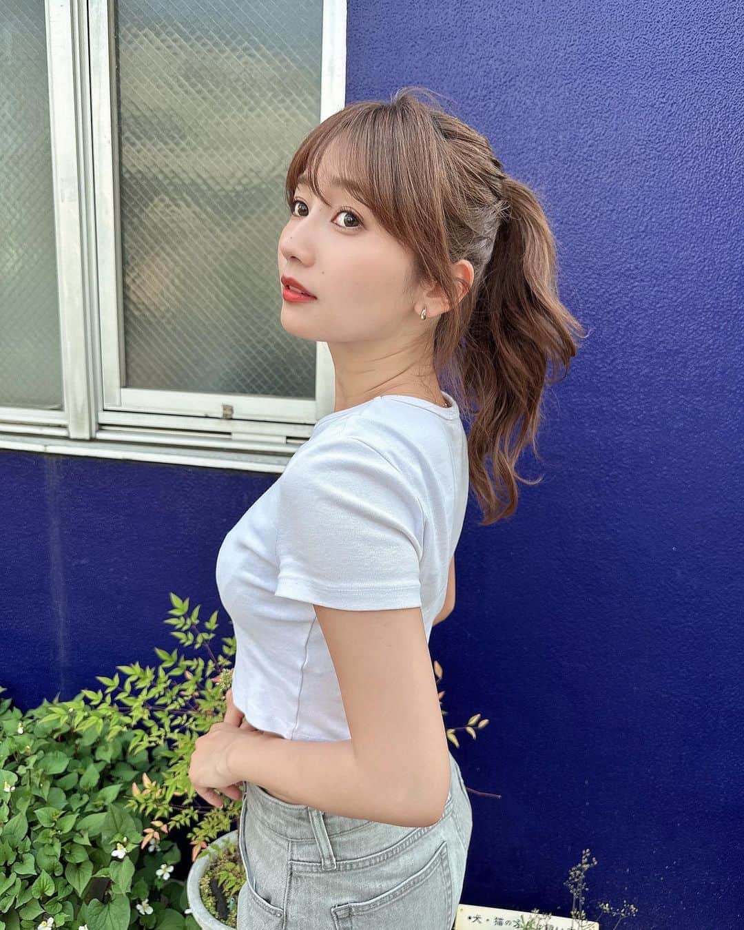 細沼紗花のインスタグラム：「👖🤍  . #デニム#デニムコーデ #tシャツ#tシャツコーデ #ポニーテール#ポニーテールアレンジ」