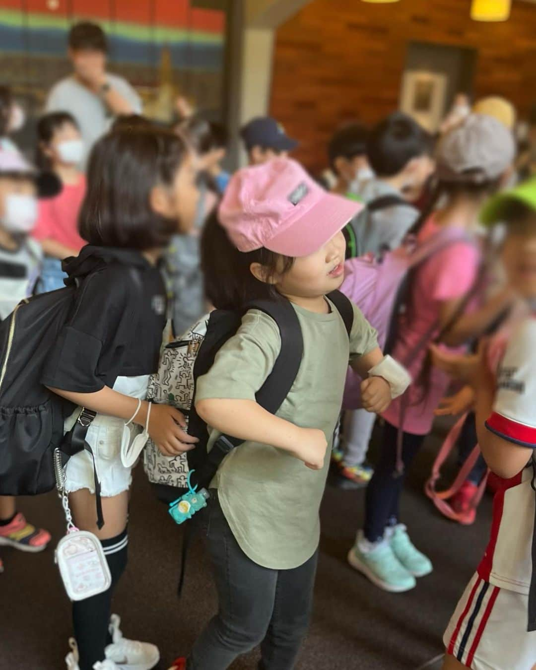 清水あきさんのインスタグラム写真 - (清水あきInstagram)「未有は今、宿泊合宿中⛰🎒  未有が居ないのはかなり寂しいが…  この上ない静けさの中 久しぶりに身体が休まってる感半端ない…🥲笑笑 なんなんだこの感覚は！！笑  食卓は未有があまり好きではないメニューも多め〜  そして今夜のキッチンのお供は #札幌クラシック 🍺😍  #春菊サラダ　#もつ鍋　#キッチンドリンカー #正真が居ないことは多々あるけど　#未有が居ないのは珍しく　#なんなんだこの感覚　#明日帰ってくる　#宿泊合宿　#小学3年生　#登山　#BBQ #お泊まり合宿」5月18日 19時42分 - aki._.s.m