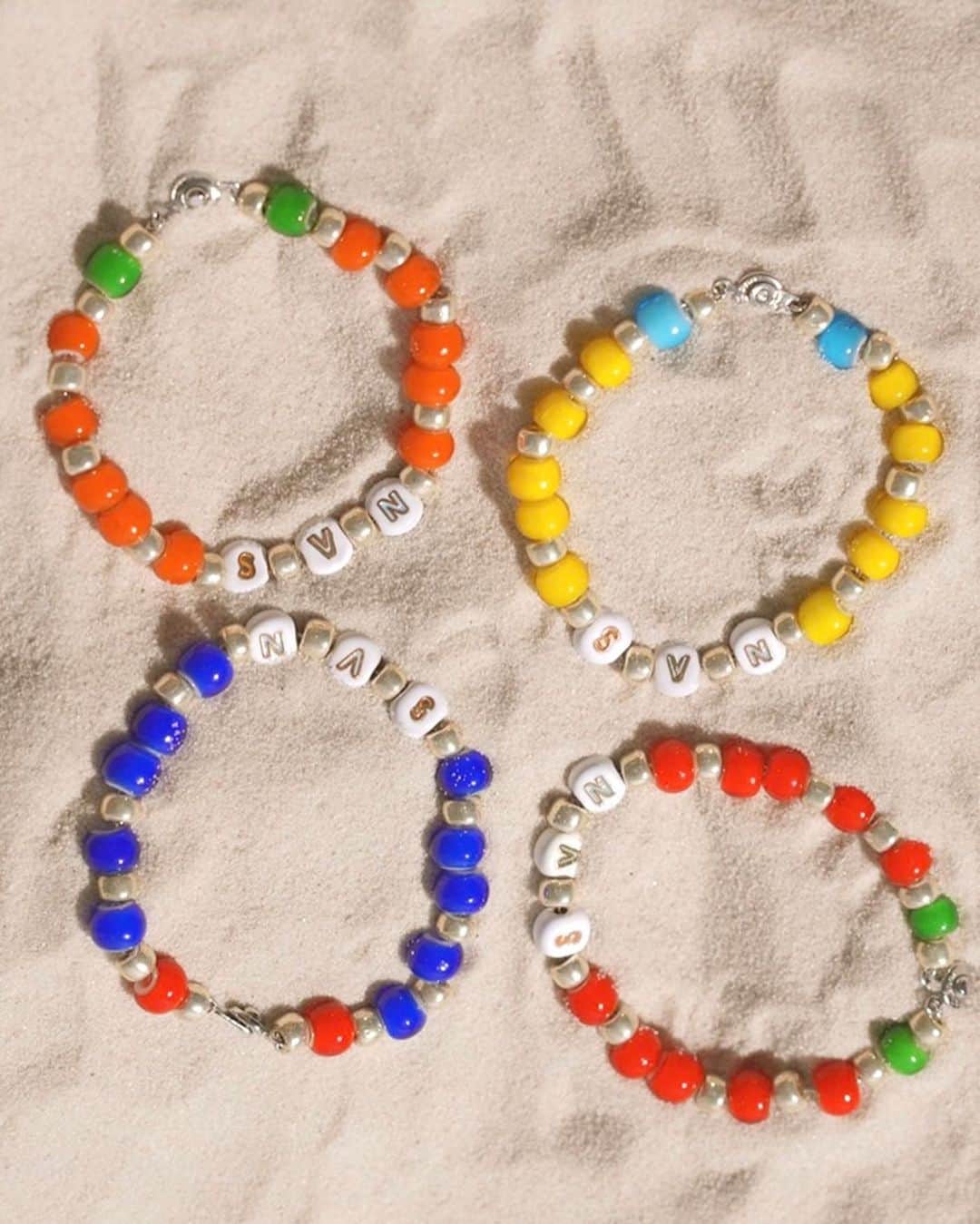 のインスタグラム：「5/20(土)よりビーズネックレス、 ビーズブレスレットが @seven.official  NAKAMEGURO・ONLINE STOREにて発売🐚🏝  夏に向けて取り入れたいキャッチーなカラービーズアクセサリーを是非チェックしてみてください🌈  #studioseven」