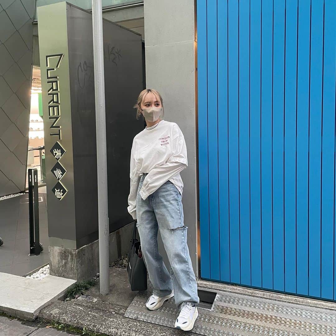 加藤愛永のインスタグラム：「春だからデニム好きなんだけど この @grl_official のパンツかわいい🩵 . 切り込みガッツリ👐 でも開きすぎるわけじゃなくて使いやすいよ！ おすすめ👐🩵 . . #grl #グレイル #grl購入品 #低身長 #骨格ナチュラル #iphoneアプデしました」