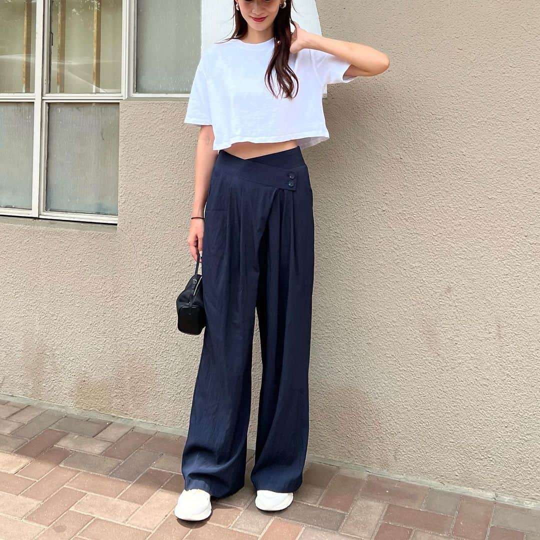 Nagiのインスタグラム：「シンプル  最近ゆるいパンツがお気に入り☺️  tops. #zara bottom. #dholic bag. #therow  shoes. #lacoste   . . #code#fashion#コーデ#ファッション#シンプル#シンプルコーデ#カジュアルコーデ」