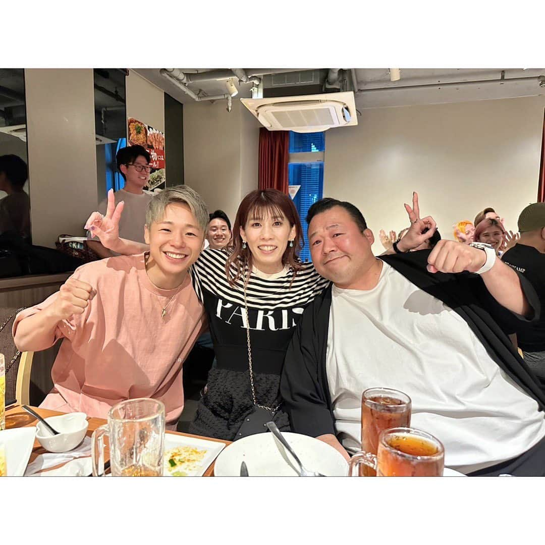 吉田沙保里さんのインスタグラム写真 - (吉田沙保里Instagram)「合唱バトルアスリートチーム での打ち上げ🍻  お世話になった先生方を お誘いして😊  とても楽しい会になりました😙🙏  そしてまた、 皆んなで栄光の架橋を熱唱🎤  最高のメンバーで最高の夜になりました😆✨  先生方、そしてアスリートの皆さん、本当にありがとうございました😆🫰  #打ち上げ #合唱バトル #アスリートチーム #出会いに感謝 #合唱最高」5月18日 19時51分 - saori___yoshida