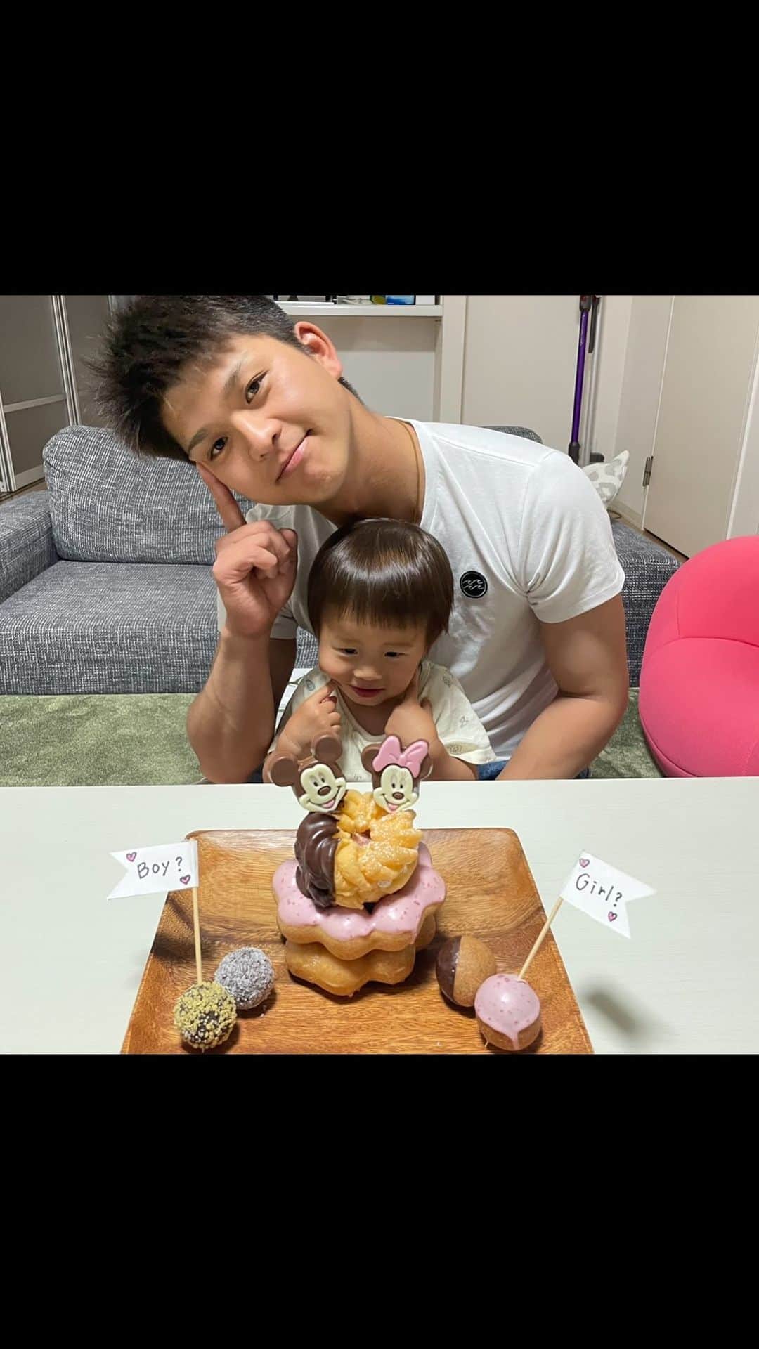 AMIのインスタグラム：「👦🏻❤︎👧🏻 . 妊娠８ヶ月にしてやっと性別が分かりました🫶🏻 前回は🍙だったけど今回はドーナツにしました🍩✨ 結果はー…！！男の子でした〜👦🏻🤣 みんな女の子だと思ってたからビックリだったけど 無事に産まれて来てくれれば何でもいいです😌🩵 また新生児を抱けるのが本当に楽しみ！！ 残り少ない妊婦生活太り過ぎないように頑張ろ〜💪🏻 . #性別発表 #ジェンダーリビール  #ジェンダーリビールドーナツ」