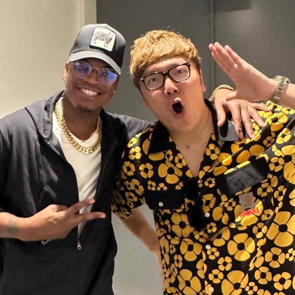 HIKAKINのインスタグラム：「NE-YO × HIKAKIN 8年前のBEATBOXコラボぶりに会えました🎤😎LIVE見に来ました✨」