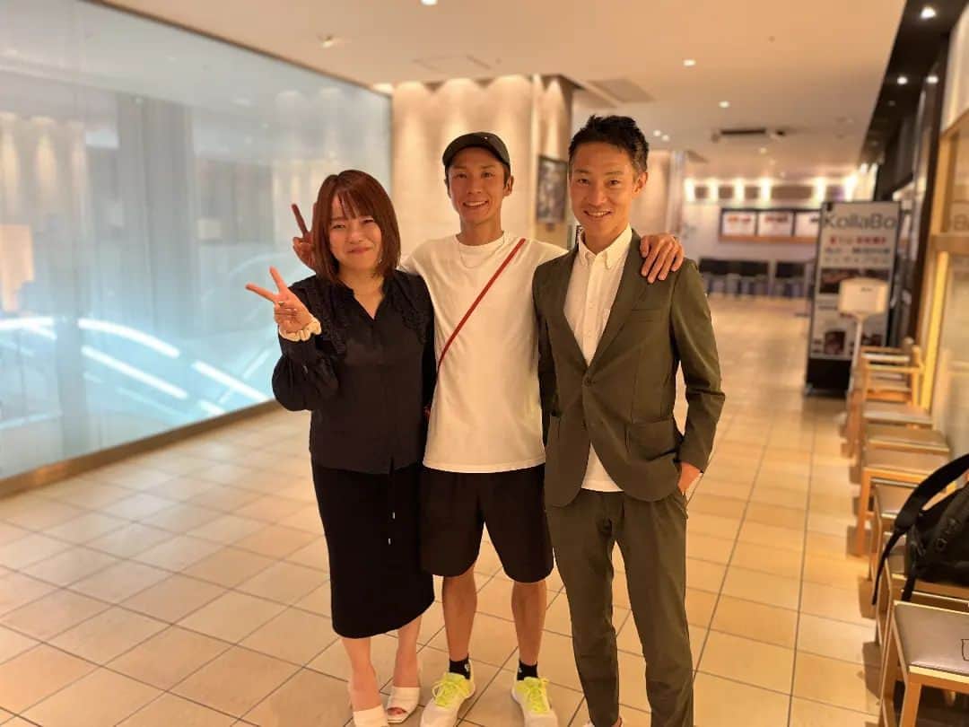 宇野けんたろうのインスタグラム：「頑張っている  後輩と一緒にご飯を食べました。  高校の後輩でもあり  箱根駅伝も走って今は  アールビーズの社長.黒崎君。  ランニング雑誌  「ランナーズ」編集長から  社長に大抜擢されました。  いきなりすぎるだろ！  本当に良かったな！おめでとう！！  単独ライブを劇場に見にきてくれたり  何かある度にやってくれた。  コロナ渦で全てが無くなって  諦めかけていた事を  記事にしてくれてまた  這い上がるキッカケを作ってくれた。  とにかく感謝してるよ。  ありがとうな。お前はすげーよ。  香織も恩師の先生繋がりの後輩で  今は、不動産業界で頑張っていて  何かと気にかけてくれて  新しい取り組みを考えてくれてる。  宇野さんは面白くて  カッコいいを連呼してくれる。  さすがだよな。  黒崎は俺の事  学生時代から頭おかしいと思ってる。  なんなんだよ！！この野郎！！！  そんな二人とワイワイ出来て  良かった。またよろしくな！  #アールビーズ #ランナーズ #神宮外苑 #東京中央建物 #東銀座」