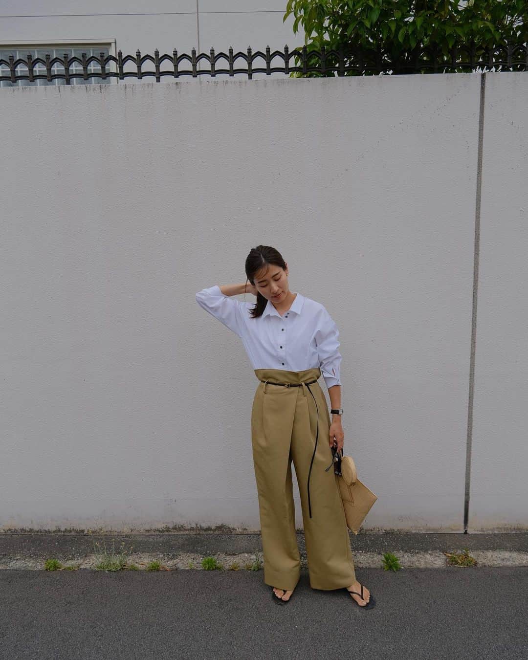 Hiromi Ｍaedaのインスタグラム：「夏日🌞  どこにも行ってないのにすでに黒いのはなんでだろう🤷🏽‍♀️💭  いつもの服を小物や着方を変えて楽しむ♡  tops,pants @frey__jp #frey_jp bag @seadsmara #seadsmara belt @newbottega #bottegaveneta  shoes @tkees #tkees」