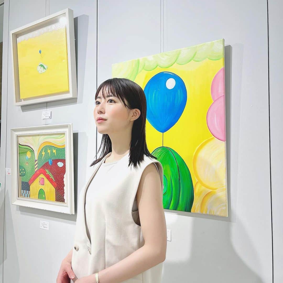 小池花瑠奈のインスタグラム：「🐊  渋谷ヒカリエShinQsにて2週間行われました コンテンポラリーアート展、 昨日で終了致しました。 お越しいただきました皆様、 誠にありがとうございました✨  今回もまた、巨匠作家の方々と展示していただき 身の引き締まる思いでした。 ご来場いただけなかった方にも観ていただきたいので… 会場内の雰囲気もよろしければ動画でご覧ください😊  ここでひと段落🍵と言いたいところですが 次の制作に取り掛かります。  世界堂に買い出しだ🔥🐬🔥」