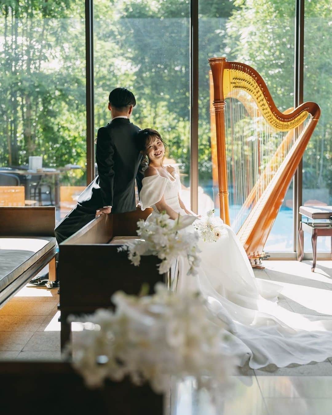 のインスタグラム：「.  Pre-Shoot  ORIENTAL HOTELでの前撮り  前撮りではチャペルや館内 ホテルの外観周りなど 沢山のスポットでお写真撮影ができます  結婚式前のタイミングに合わせて前撮りをされ 当日のウェルカムグッズのお写真などにされる方も多く とても人気をいただいております  ぜひORIENTAL HOTELでの前撮りもお楽しみください  @oriental.hotel.kobe  @oriental.hotel.wedding  @thetreatdressing  @treat_gentleman @kobe_laviephotography  @taiheifoto  #ohk花嫁 #weddingbouquet #weddingdress #tuxedo #ウェディングドレス #タキシード #ウェディングブーケ #居留地 #thetreatdreesing #orientalhotel #orientalhotelwedding #オリエンタルホテル #オリエンタルホテル旧居留地」