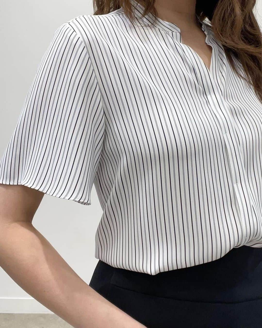 のインスタグラム：「【Recommend Blouse】 今欲しい！！ 店頭で人気のブラウスを3選を今週ご紹介いたします♪ ． ． 毎年人気シリーズ！ チビスタンドデザインで表に釦が出ないすっきりとした比翼デザインのブラウス。 ストライプ柄がイチオシです♪♪♪ ． 袖は甘すぎないフレアなシルエットで、短すぎず 安心感のある袖丈です。 落ち感のあるジョーゼット素材なので上着も羽織りやすく、ボトムのシルエットも選ばすスカートにもパンツにも合わせやすくなっています。 ． ． 4color ✴︎tops No.187-86660 ¥12,100(tax in)  ◾︎公式サイトはこちらから ↓ @cdec_official  .  #クードシャンス #2023 #2023ss #ファッション #ファッションコーデ #おしゃれさんと繋がりたい #ファッション好きな人と繋がりたい #春夏コーデ #夏コーデ #ブラウス #ブラウスコーデ #ストライプ #ストライプシャツ #柄 #トップス #カラートップス #カラーコーデ #きれいめコーデ #フェミニンコーデ #通勤コーデ #きちんとコーデ #お出かけコーデ #着回し #着回しコーデ #トレンドコーデ」