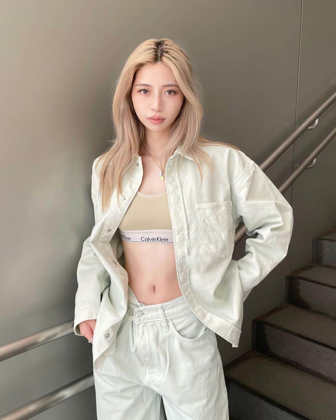 原涼香のインスタグラム：「@jennierubyjane for @calvinklein 💜💜💜 ㅤㅤㅤㅤㅤㅤㅤㅤㅤㅤㅤㅤㅤ チョークブルーのカラーが絶妙すぎるし 形もとってもきれいで なによりニニの手書きロゴが可愛すぎる(՞߹ - ߹՞) ㅤㅤㅤㅤㅤㅤㅤㅤㅤㅤㅤㅤㅤ 争奪戦すぎた、、、ㅋ ㅤㅤㅤㅤㅤㅤㅤㅤㅤㅤㅤㅤㅤ ㅤㅤㅤㅤㅤㅤㅤㅤㅤㅤㅤㅤㅤ #jennieforcalvinklein」