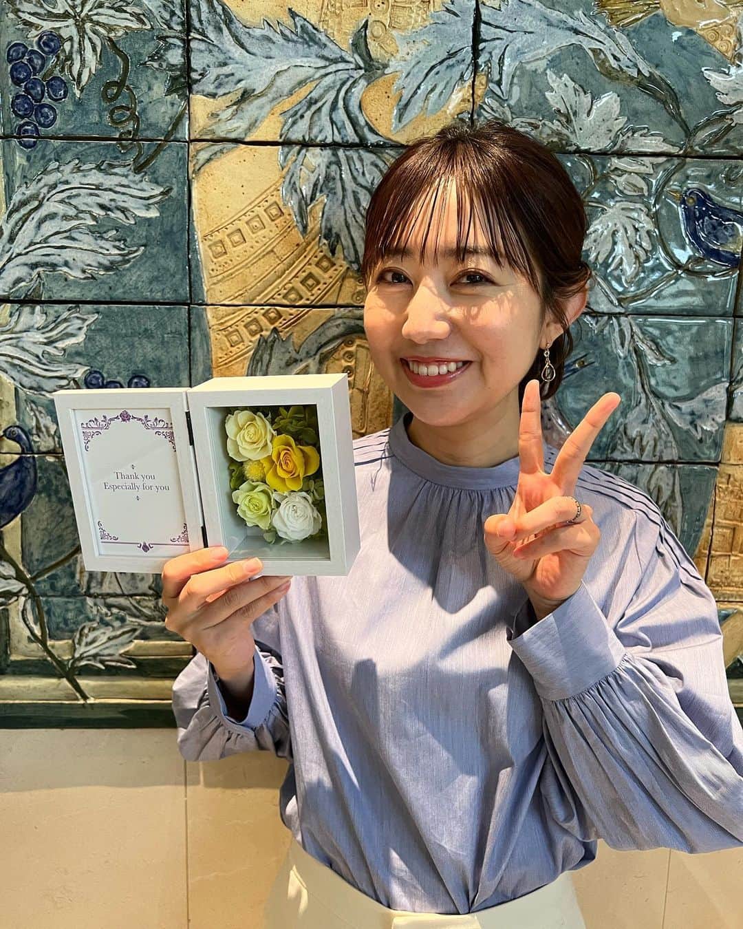 豊崎由里絵のインスタグラム：「. 明日のTOKYO MX 「堀潤モーニングFLAG」では 広島取材中の堀潤さんは中継先からお届けします！！✨ そうです、スタジオにはゲストの皆さまと私しかおりません。  何が言いたいかというと。 明日の視聴率だけ著しく下がったら私泣きます。😇 ぜひ！！！ 朝7:00〜　9チャンネルを！！ ご覧くださーーーい🥹✨  写真は先週、番組でお誕生日を祝っていただいたときのもの！ そして先週の衣装たちはこちらです↓  🍀5/8(月)【パープルブラウス＋白地ピンクチェックプリーツスカート】 ブラウス→@its_international_official_ スカート→@birthdayroom_official  🍀5/9(火)【ブルー肩タックブラウス＋白パンツ】 ブラウス@superiorcloset_ined_official パンツ→@its_international_official_  🍀5/10(水)【白ティアードチュニック＋イエローパンツ】 チュニック→@pierrot_shop  🍀5/12(金)【白花柄ジャガードトップス＋水色パンツ】 トップス→@m_maglie_le_cassetto_official パンツ→@its_international_official_」