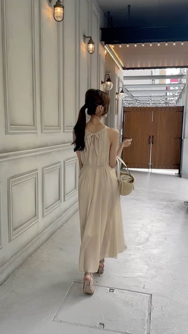 DHOLIC SNAPのインスタグラム：「bouquet blanc by @_saosaori_  summer collection 👒🪞  大人の女性らしいボディーラインを美しく見せてくれる シルエットのアイテムが得意なディレクターsaoriが セレクトする今の季節にぴったりな新作アイテムから 人気アイテムをご紹介🦢  これから増えるオケージョンシーンにも お使いいただけるアイテム多数ございます♡」