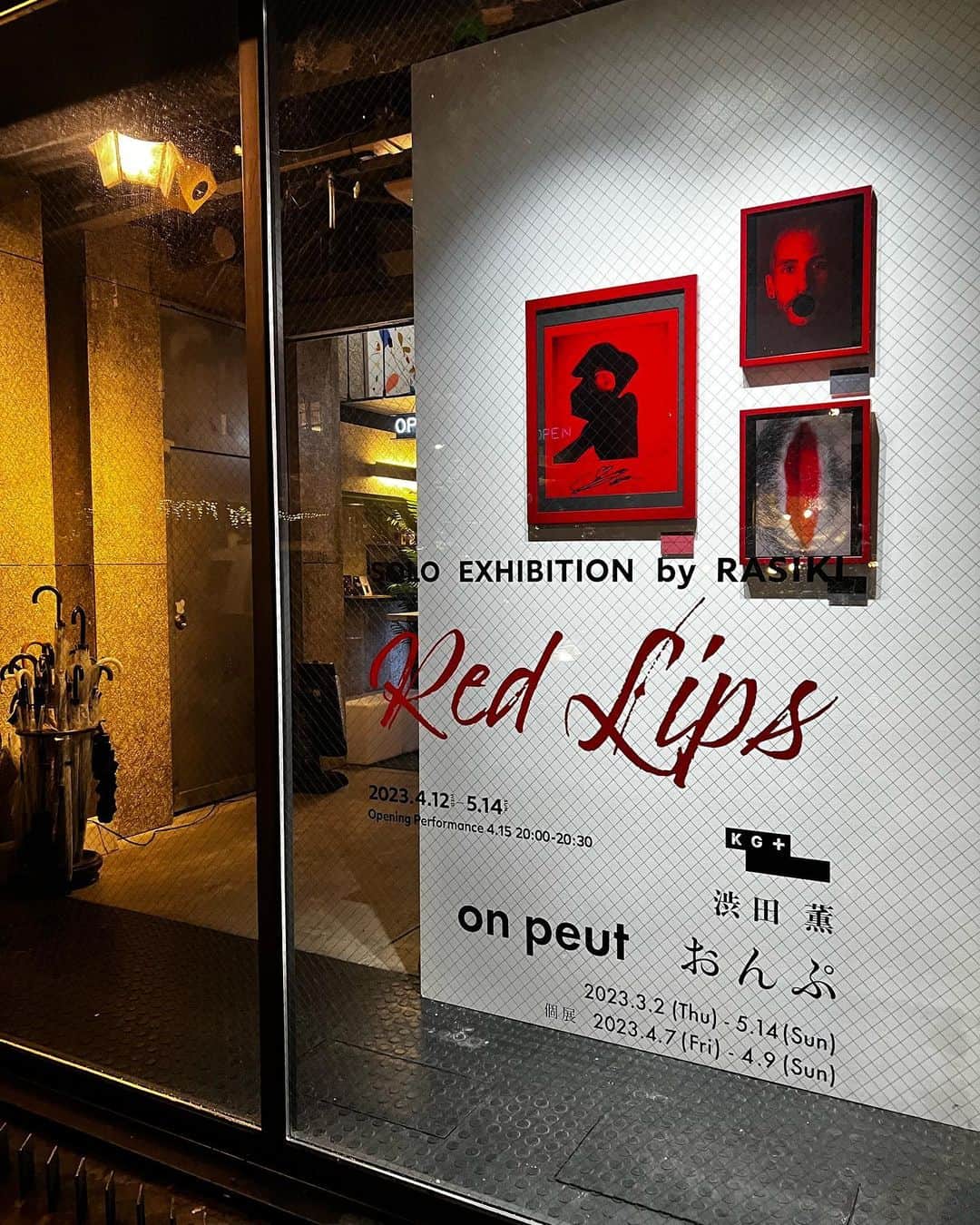 桃果愛さんのインスタグラム写真 - (桃果愛Instagram)「. ⁡ 京都国際写真祭  Red Lips💋 SOLO EXHIBITION by RASIKI @rasiki.artist ⁡ 以下引用 ⁡ 「Red Lips」はかって女性の排他的な美しさの象徴であり、社会的なシンボルとして表現されてきた。ジェンダー平等が謳われる昨今ではより自由で強力な文化的象徴となっている。 ⁡ しかし、「Red Lips」(赤い唇）が伝える表現の自由は歴史上多くの犠牲のもとに培われてき たことを私たちは忘れてはいけない。 ⁡ このプロジェクトではコンテンポラリーダンスの手法をポートレートへ引用。赤い円は世の中の固定観念やジェンダーに対する偏見のシンボルであり、また、固定観念を覚醒の力で打ち破る際に隔たる大きなバリアでもある。 ⁡ そのような偏った価値観に覆われ、あるいは無差別な攻撃に直面した際の無力感、戸惑いをポートレートで表現し、年齢、性別、国籍に関係なく唇に纏う感情や意思を「Red Lips」のコンテンポラリーパフォーマンスを通して表現。 ⁡ 感情を可視化し鑑賞者のもつ見えないジェンダーに対する価値観を作家は問題定義している。 ⁡ ⁡ Love yourself and be HAPPY ! Ai Momoka ⁡ ⁡ ⁡ #RASIKI #redrips #京都国際写真祭 #写真展 #rips #差別 #美しさ #plussizemodel #curvyfashion」5月18日 19時56分 - ai_momoka.plussizemodel
