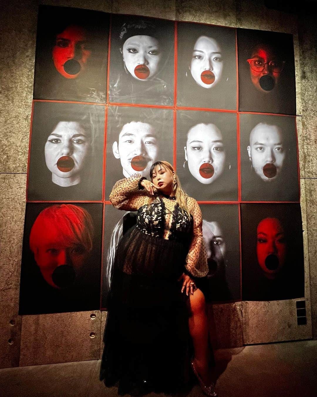 桃果愛のインスタグラム：「. ⁡ 京都国際写真祭  Red Lips💋 SOLO EXHIBITION by RASIKI @rasiki.artist ⁡ 以下引用 ⁡ 「Red Lips」はかって女性の排他的な美しさの象徴であり、社会的なシンボルとして表現されてきた。ジェンダー平等が謳われる昨今ではより自由で強力な文化的象徴となっている。 ⁡ しかし、「Red Lips」(赤い唇）が伝える表現の自由は歴史上多くの犠牲のもとに培われてき たことを私たちは忘れてはいけない。 ⁡ このプロジェクトではコンテンポラリーダンスの手法をポートレートへ引用。赤い円は世の中の固定観念やジェンダーに対する偏見のシンボルであり、また、固定観念を覚醒の力で打ち破る際に隔たる大きなバリアでもある。 ⁡ そのような偏った価値観に覆われ、あるいは無差別な攻撃に直面した際の無力感、戸惑いをポートレートで表現し、年齢、性別、国籍に関係なく唇に纏う感情や意思を「Red Lips」のコンテンポラリーパフォーマンスを通して表現。 ⁡ 感情を可視化し鑑賞者のもつ見えないジェンダーに対する価値観を作家は問題定義している。 ⁡ ⁡ Love yourself and be HAPPY ! Ai Momoka ⁡ ⁡ ⁡ #RASIKI #redrips #京都国際写真祭 #写真展 #rips #差別 #美しさ #plussizemodel #curvyfashion」