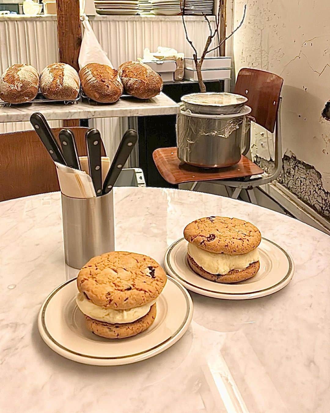 のインスタグラム：「この日はカフェも行ってたよ☕️🍪  めっちゃ美味しかった( ´༥` )  @happy_hour2020   #happyhour #sweets #cafe #カフェ #東京カフェ #恵比寿カフェ #スイーツ」
