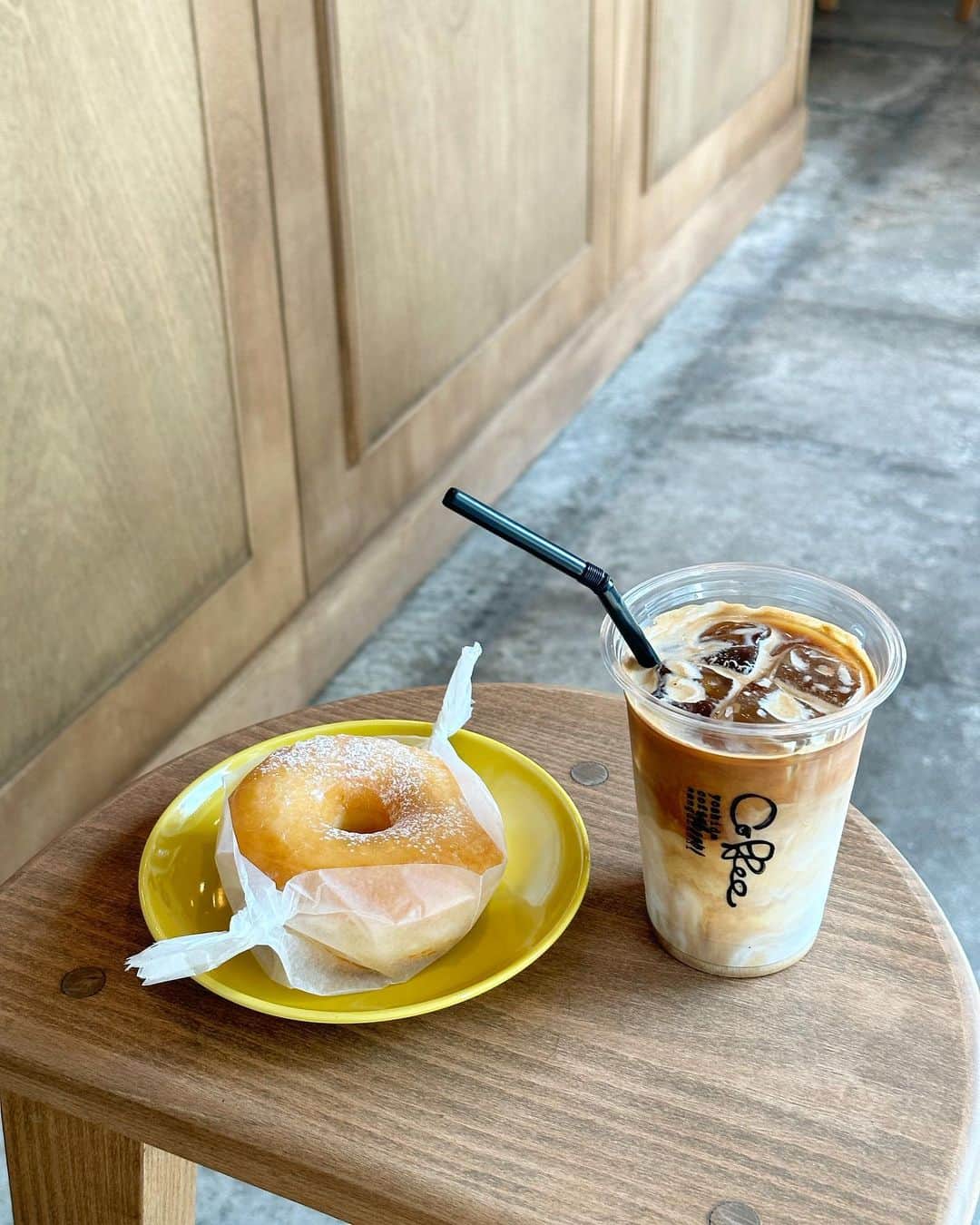 熊江琉唯さんのインスタグラム写真 - (熊江琉唯Instagram)「ジム帰りにカフェで糖分補給🤭 ドーナツ揚げたてで美味しかったな☺️  運動したから良いよね💪笑  そしてカフェオレ飲みながら近頃ハマってる『SNSで学ぶ推し活はかどる中国語』を読むという幸せな時間☺️  新しい中国語単語覚えるの めっちゃ楽しい！！  #cafe #カフェ #カフェ巡り #参宮橋カフェ」5月18日 20時10分 - ruikumae