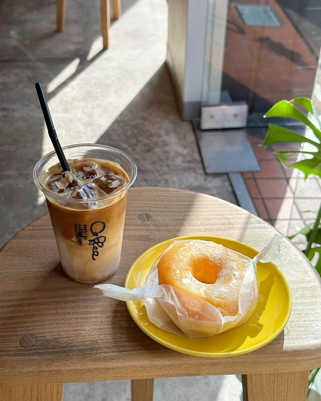 熊江琉唯さんのインスタグラム写真 - (熊江琉唯Instagram)「ジム帰りにカフェで糖分補給🤭 ドーナツ揚げたてで美味しかったな☺️  運動したから良いよね💪笑  そしてカフェオレ飲みながら近頃ハマってる『SNSで学ぶ推し活はかどる中国語』を読むという幸せな時間☺️  新しい中国語単語覚えるの めっちゃ楽しい！！  #cafe #カフェ #カフェ巡り #参宮橋カフェ」5月18日 20時10分 - ruikumae