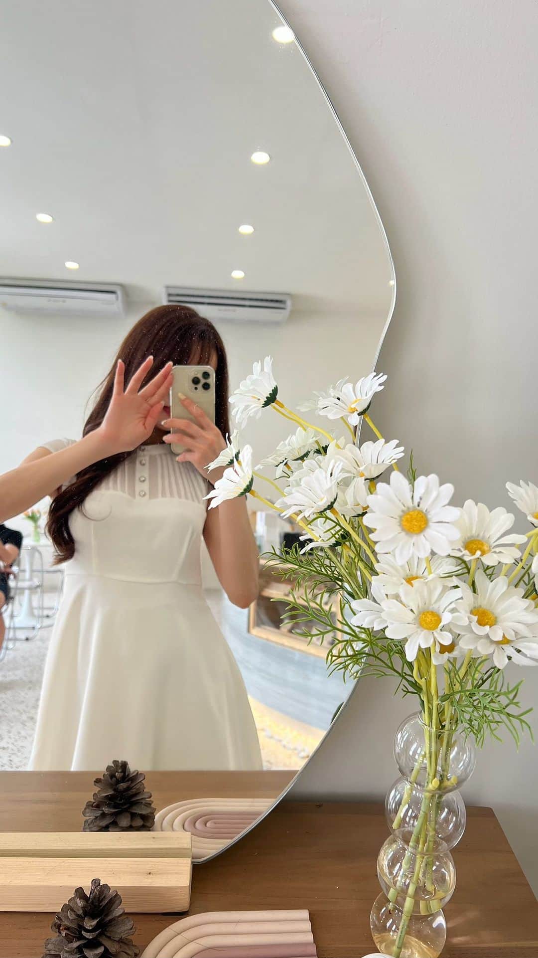 のインスタグラム：「𝕌𝕟𝕤𝕝𝕖𝕖𝕡 𝕥𝕠 𝕊𝕝𝕖𝕖𝕡 🐏🤍🫧 　 タイのバンコクにある最高に可愛いカフェ☕️ @unsleep_to_sleep_cafe  　 外観もお庭も店内も全て可愛い🥹🫶 ラテアートも素敵でインテリアのセンスも抜群✨ 　 バンコク市内中心からは少し距離があるので 車がおすすめです🤍 　 こんな可愛いカフェ東京にあったらきっと大行列🥹 　 　 ワンピースは @dinoble_official の新作です👗 coming soon 🤍 　 　 　 #タイ#タイ旅行#バンコク#バンコク旅行#海外旅行#カフェ巡り#淡色カフェ#韓国っぽ#韓国っぽカフェ#bangkokcafe#dinoble」
