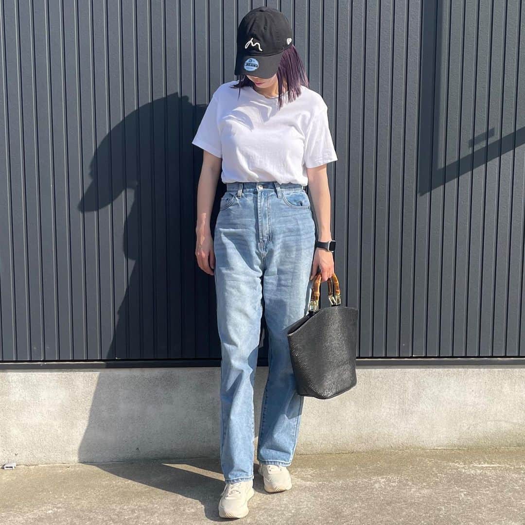 ryuu79hinaのインスタグラム：「#ootd 𓂃𓏸𓈒‪❤︎‬ ・ ・ 白tee×デニム＝英作コーデ←毎年着るやつ 昨日今日と夏日すぎてやばいね…🫠‎🤍 ・ ・ ━━━━━━━━━━━━━━━━━━━━ #classicalelf#Hanes#amail#ニューバランス#instagood#コーデ記録#英作コーデ#デニムコーデ#スニーカー女子#スニーカーコーデ#キャップ女子#キャップコーデ#夏コーデ#ママーコーデ#カジュアルコーデ#シンプルコーデ#今日のコーデ#コーデ#コーディネート#코디#패션스타그램#코디스타그램#옷스타그램#패션#데일리그램#오오티디 #오늘코디 #오오티디룩 #데일리패션」