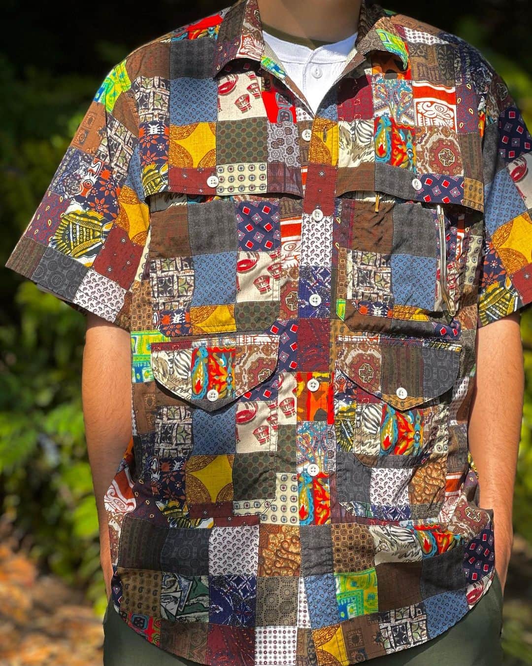BEAMS+さんのインスタグラム写真 - (BEAMS+Instagram)「・ BEAMS PLUS RECOMMEND.  <BEAMS PLUS>  "PATCHWORK ADVENTURE SHIRT"  This is an adventure shirt that has become a standard item at . The pattern expresses 40 types of fabrics that have become the base of textiles that have been developed in the past with patchwork-style prints. Based on the classic outdoor cruiser jacket, it has an outdoor mood with pocket work and ventilation. The detailed pattern is expressed by Japanese printing technology.  -------------------------------------  こちらは＜BEAMS PLUS〉で定番アイテムとなっているアドベンチャーシャツ。柄は過去に展開していたテキスタイルのベースになった生地40種類をパッチワーク風のプリントで表現。クラシックアウトドアのクルーザージャケットがベースとなっており、ポケットワークやベンチレーションなどアウトドアのムード漂う1着。日本のプリント技術で緻密な柄を表現しています。     #beams #beamsplus #beamsplusharajuku  #harajuku #mensfashion #mensstyle #stylepoln #menswear #patchwork #adventure #shirt」5月18日 20時04分 - beams_plus_harajuku