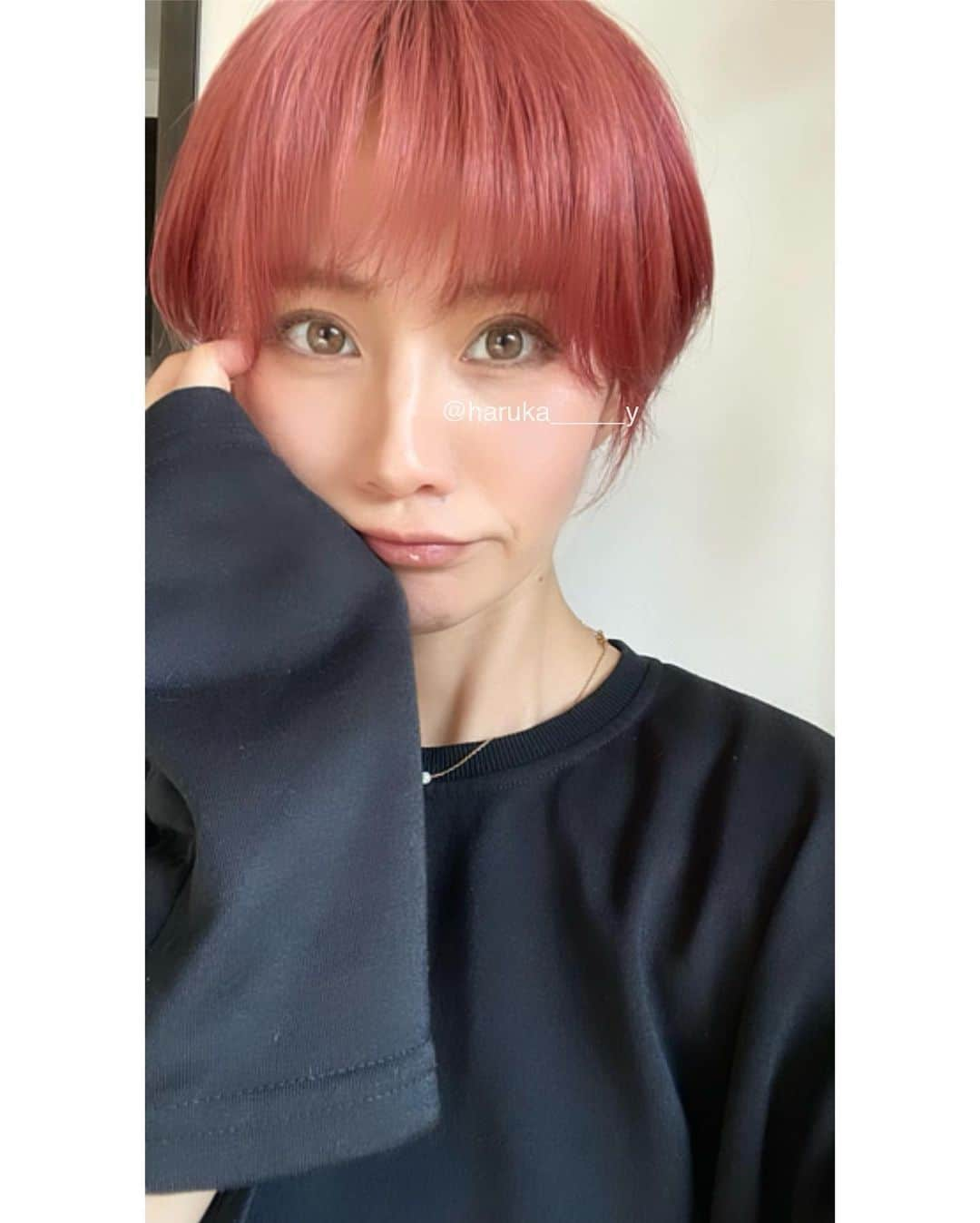 HARUKAさんのインスタグラム写真 - (HARUKAInstagram)「頑張って伸ばしてたんだけど🥹  やっぱり短いほうが自分らしく感じるし 髪色でも遊びたくて😇  色落ちの過程も楽しむために、濃いめのピンク🩷 小顔効果狙って前髪も作ってみた😇 （ブリーチ1回）  #ショートヘア #ショート #マッシュショート #ショートカット #ヘアカラー #ヘアスタイル #イメチェンカット #イメチェン #ハイトーン #ハイトーンショート #ピンクカラー #ピンク #髪型 #ピンクショート」5月18日 20時04分 - haruka_o8o4