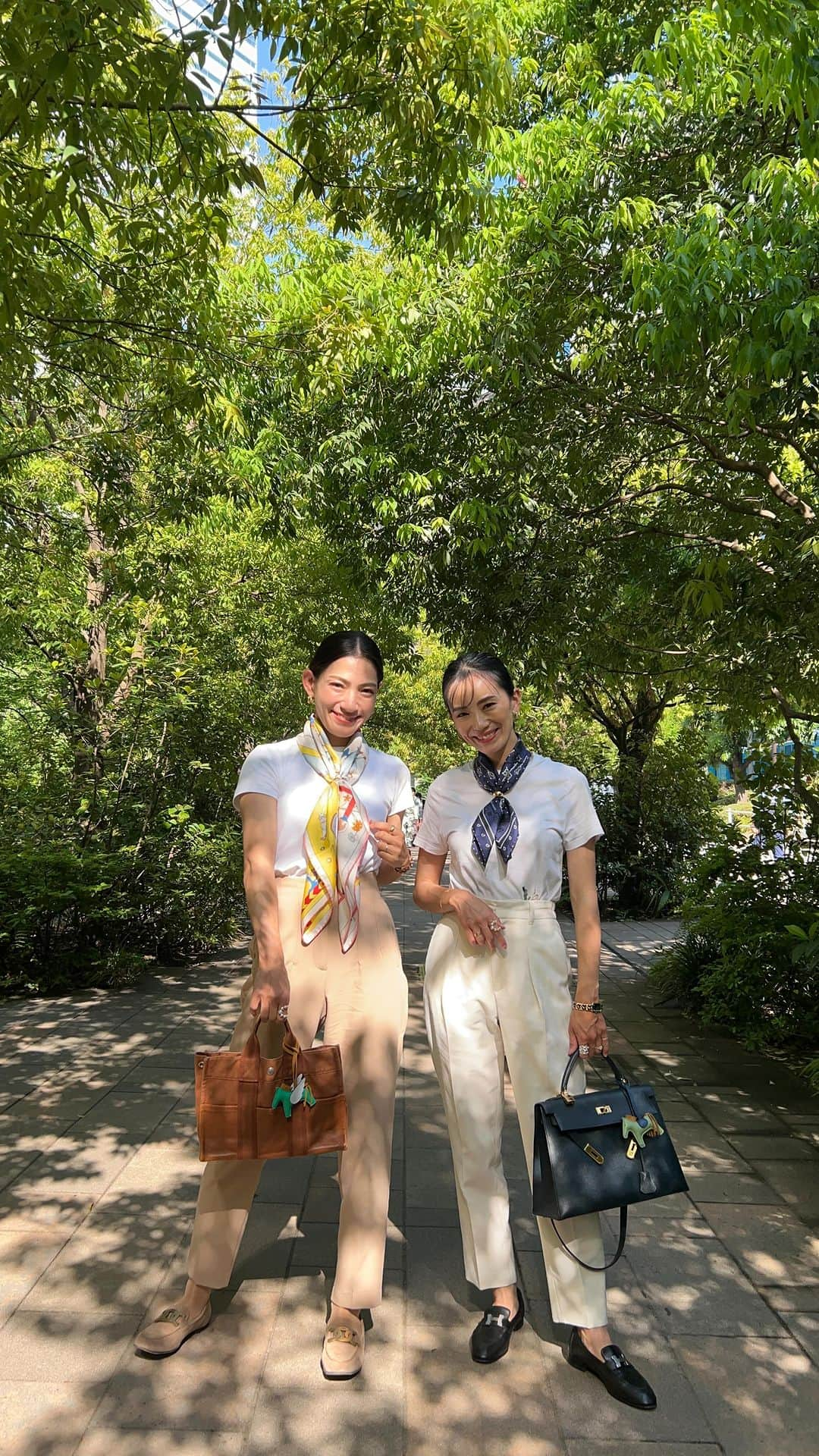 那須愛里のインスタグラム：「〝👭🏻〟 0歳児ママのおそろいコーデ🤱🤱 ⁡ おそろい① @liliana_select  エッジパールリング&コンビピアス💍 ⁡ おそろい② @la_mer.3  イニシャルパールゴム⸜🎀⸝ ⁡ おそろい③ HERMÈS リップオイル この日バースデープレゼントとして、 かなちゃんにも👐 ⁡ おそろい④ HERMÈS カレ🍊 (私90サイズ、カナちゃん55サイズ) ⁡ おそろい⑤ @nlove.912  レッスンバッグ さりげなくだけど、 ベビーカーに2人ともかけてるのは こないだもおそろいで持っていたN loveさんの バッグ👜 ベビーのものはこちらに詰め詰めに👶🏻🧸🤖 ⁡ ⁡ ブランドもおなじなのはこんな感じかな？🤔 あとは、コーデも少し似たテイストにしてみました🫶 イエベとブルベではっきりカラー別になったコーデですよね💛🩵 ⁡ @nyakanya ちゃんの別バージョンのリールで 確認してみてね- ̗̀‎𖤐 私は文字入れ消えるのがこわくて、 文字なしで🫠 ⁡ ⁡ ⁡ 初めて行ったこちらの 赤坂インターシティAIRにある、 TWELVE GARDENS𓌉𓇋 ‎ @twelvegardens.tokyo  雰囲気も良くてとってもオススメです✨ . . . . . . . 𓂃𝑐𝑜𝑜𝑟𝑑𝑖𝑛𝑎𝑡𝑒𓂃 TOPS// @uniqlo_jp  PANTS// @zara  SHOES// @tods  BAG// @hermes @nlove.912  . . #162cmコーデ #女の子ママコーデ #雑誌very #令和4年ベビー #新米ママ #新米ママさんと繋がりたい #新米ママと繋がりたい #女の子ママ #ママライフ#赤ちゃんのいる暮らし  #赤ちゃんのいる生活 #0歳女の子ママ #2歳女の子ママ #二児ママ #2歳差育児 #7ヶ月ベビー」