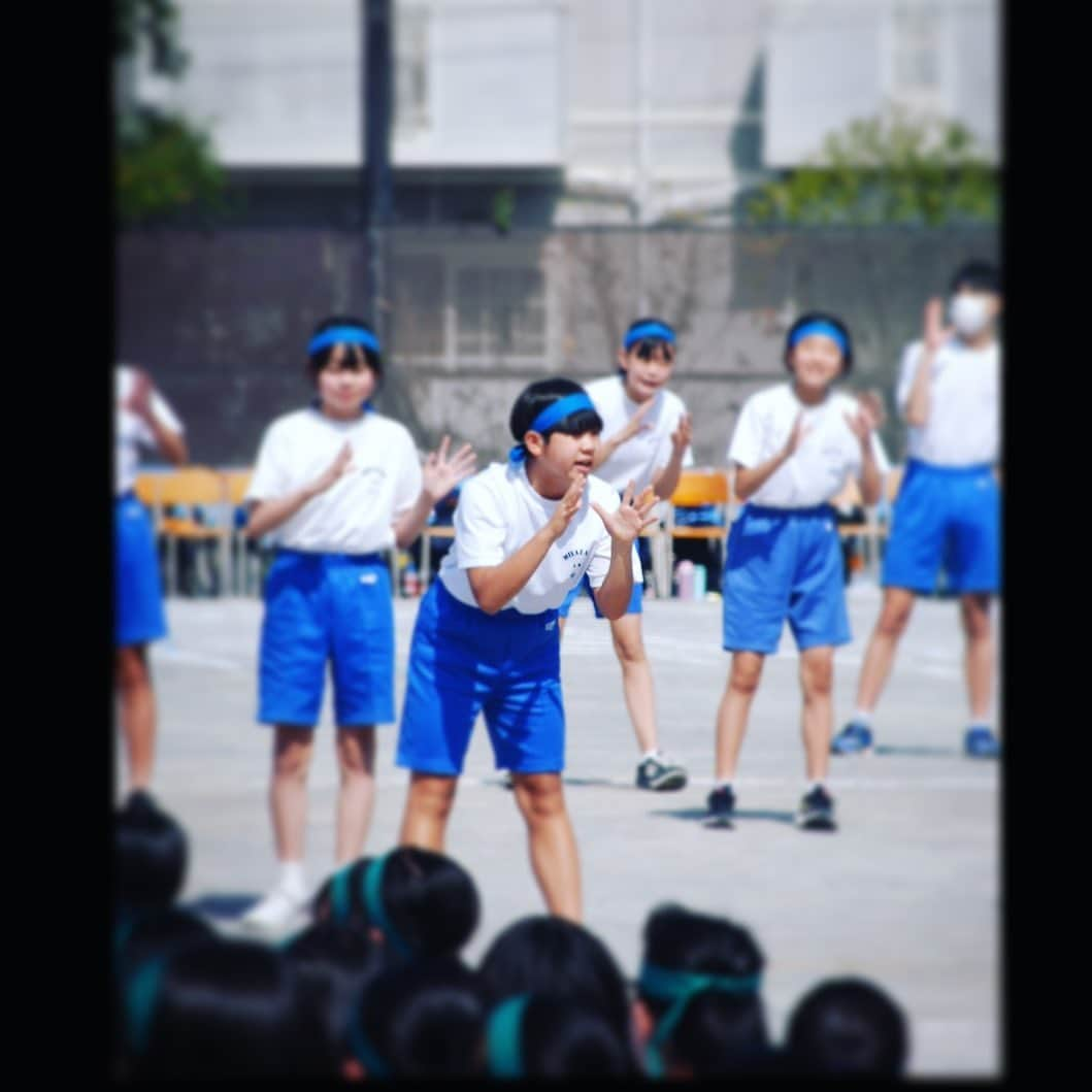 MONKYさんのインスタグラム写真 - (MONKYInstagram)「昨日は朝から娘さんの運動会！  中学校の運動会は競技やリレーも迫力があっていいね。  最近の中学生は髪もワックスでセットしてたりして、手足も長くてスラっとしてて、なんだかイケてる子が目立つ。  ぽっちゃり系があんまりいないのは進化なのかな。w  コロナも収まったし、以前のように午後もあったり、騎馬戦とかも復活して欲しいなぁ。  娘さんも応援団やったり、リレーに出たりしてたけど、もっといろいろやりたいらしく、「薄い！」って言っていた。🫢  昭和の頃は組体操とか、信じられないくらいのピラミッド作ってたよなぁ。  やりたいとは思わないけど、見てみたいなぁ。  復活願う！w  あと、運動会のBGMはやはりライディーンも入れて欲しかった。  運動会も選曲で盛り上がりが影響するから選曲大事だなぁと思ったり。🤩  って、なに目線やねーん！」5月18日 20時08分 - ____monky____