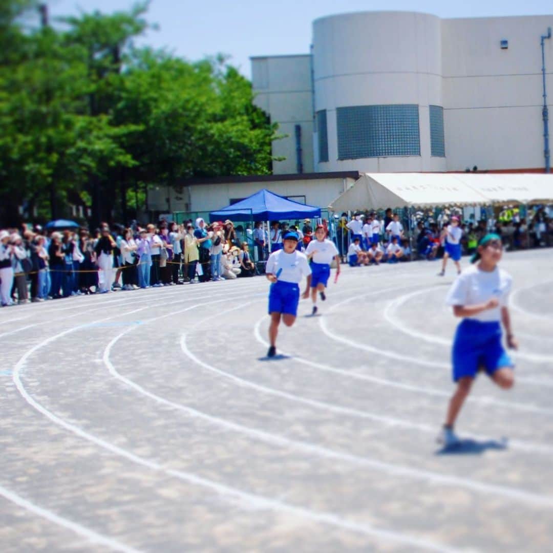 MONKYのインスタグラム：「昨日は朝から娘さんの運動会！  中学校の運動会は競技やリレーも迫力があっていいね。  最近の中学生は髪もワックスでセットしてたりして、手足も長くてスラっとしてて、なんだかイケてる子が目立つ。  ぽっちゃり系があんまりいないのは進化なのかな。w  コロナも収まったし、以前のように午後もあったり、騎馬戦とかも復活して欲しいなぁ。  娘さんも応援団やったり、リレーに出たりしてたけど、もっといろいろやりたいらしく、「薄い！」って言っていた。🫢  昭和の頃は組体操とか、信じられないくらいのピラミッド作ってたよなぁ。  やりたいとは思わないけど、見てみたいなぁ。  復活願う！w  あと、運動会のBGMはやはりライディーンも入れて欲しかった。  運動会も選曲で盛り上がりが影響するから選曲大事だなぁと思ったり。🤩  って、なに目線やねーん！」