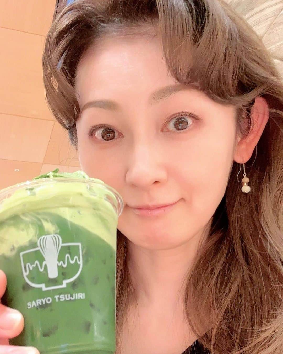 のインスタグラム：「今日は暑かったからかな。 珍しくこのような冷たいものを飲みたくなりました。  伊丹空港の祇園辻利にて抹茶フロート。 若干ソフトクリームが溶け始めてますが😅」